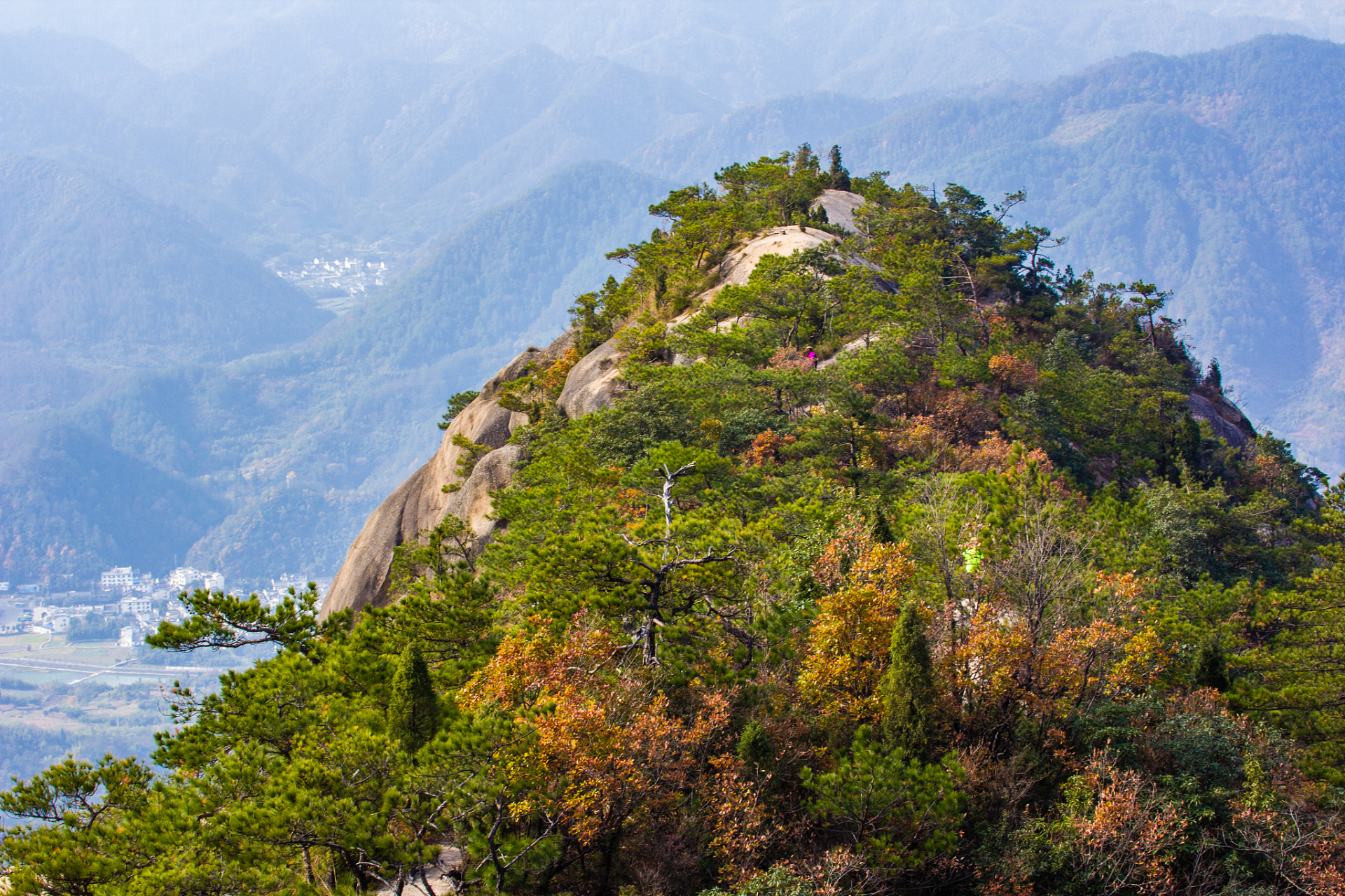 绩溪龙须山,以其险峻的山势和丰富的自然资源而闻名.