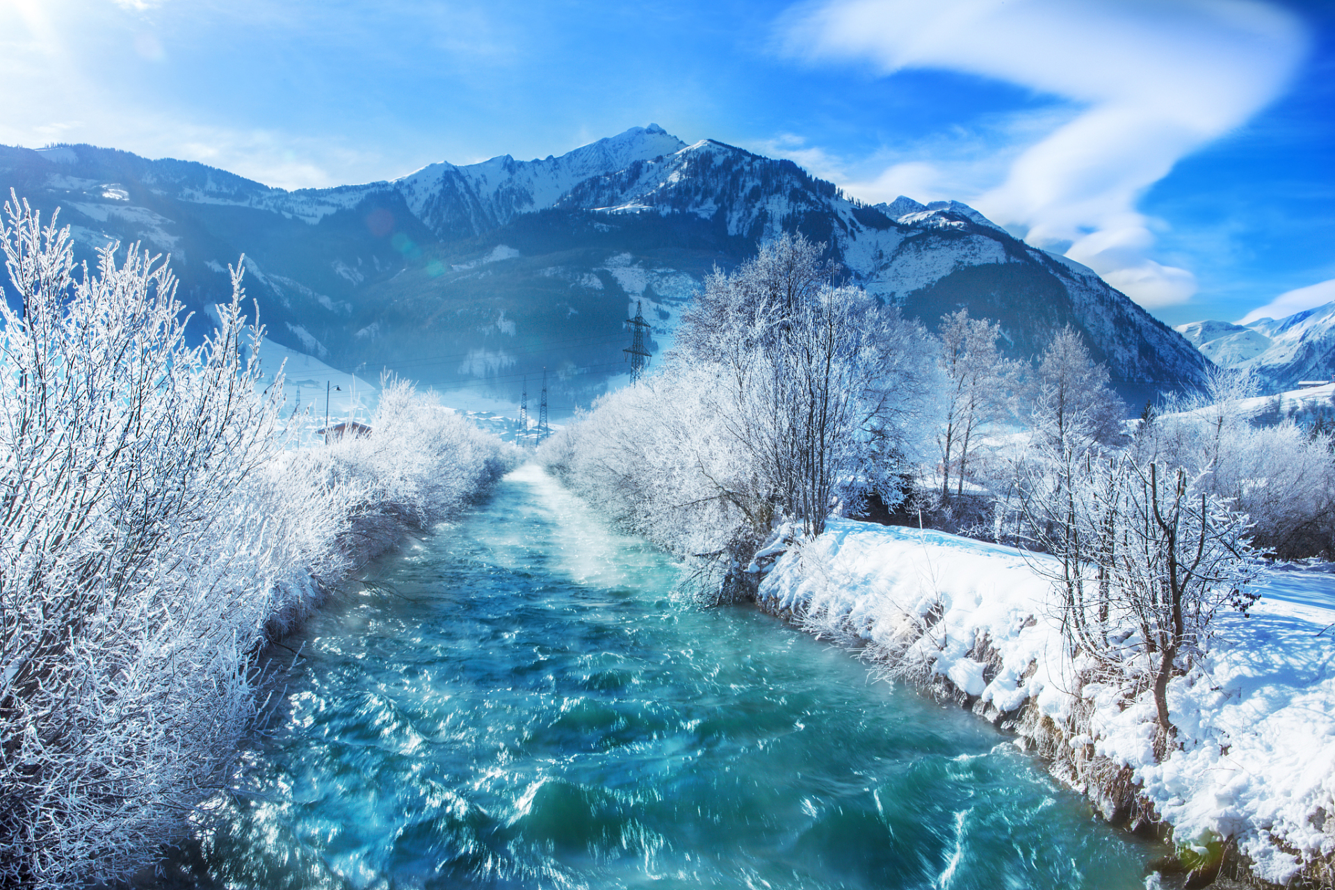 如果你想在冬季旅游出去看看雪景,四川的九寨沟也是个不错的选择.