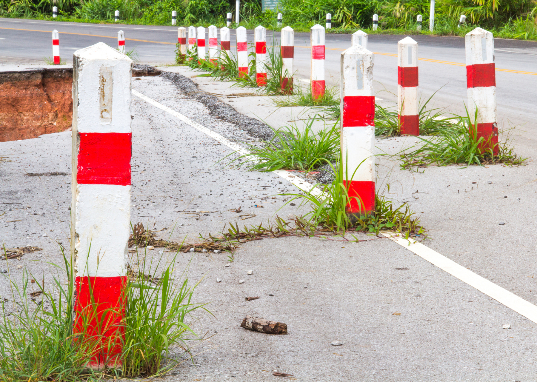 公路路边的标志桩图片