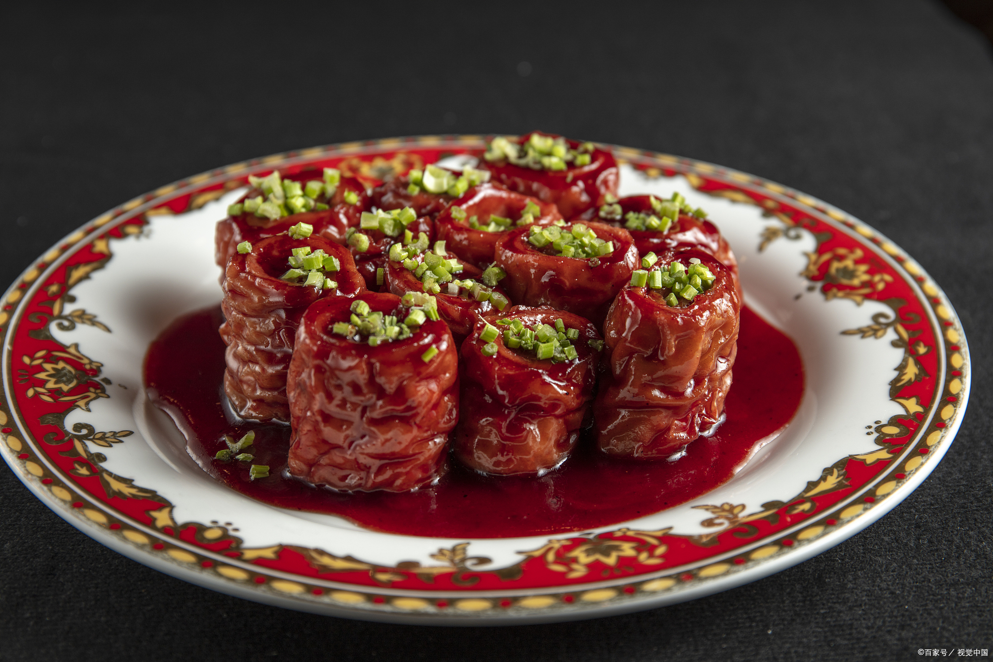 五千年食光# ,九转大肠:鲁菜之首  在中国的美食文化中,鲁菜以其独特