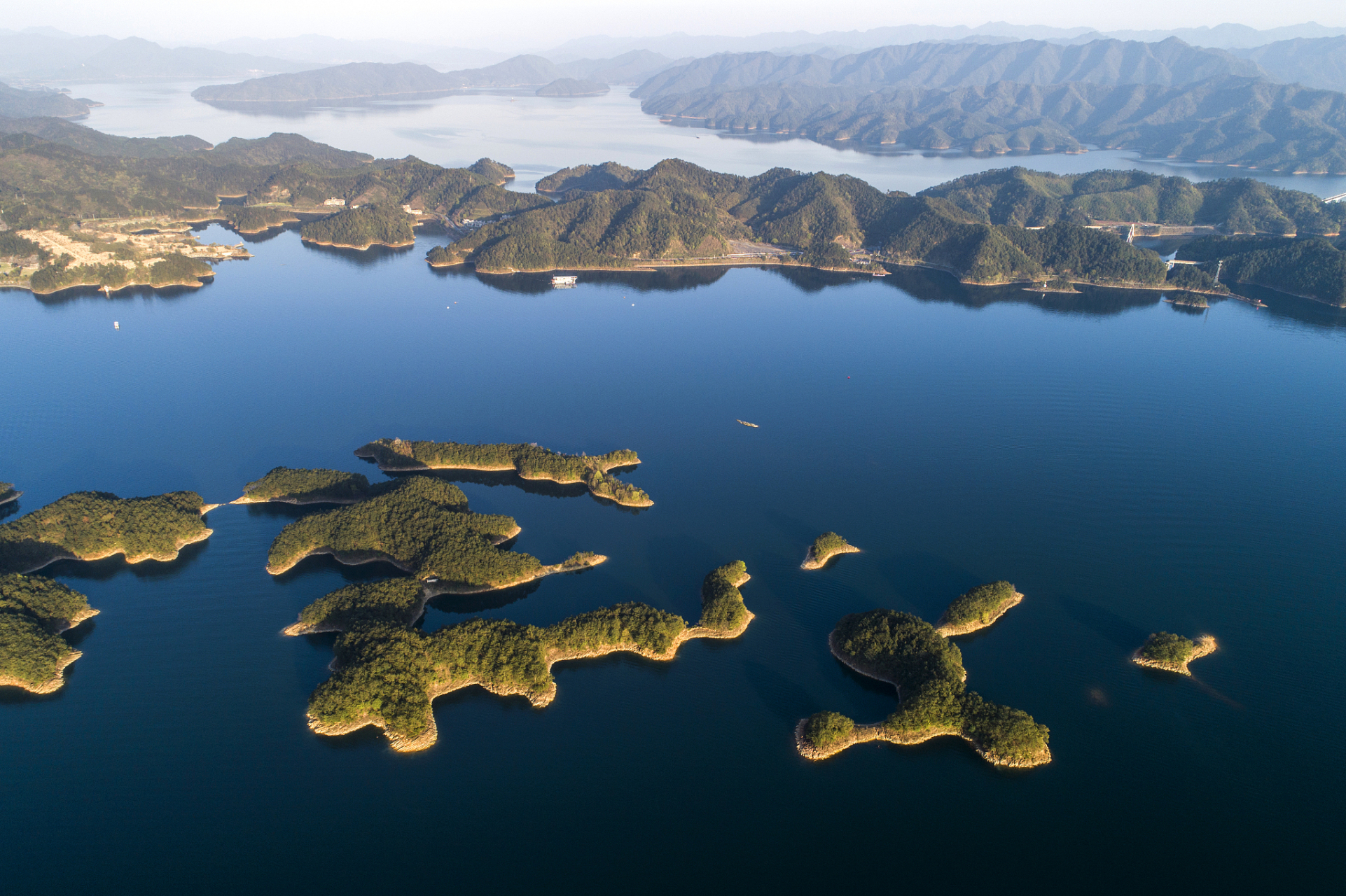 千岛湖位于浙江省杭州市淳安县,是一个风景秀丽的人工湖.