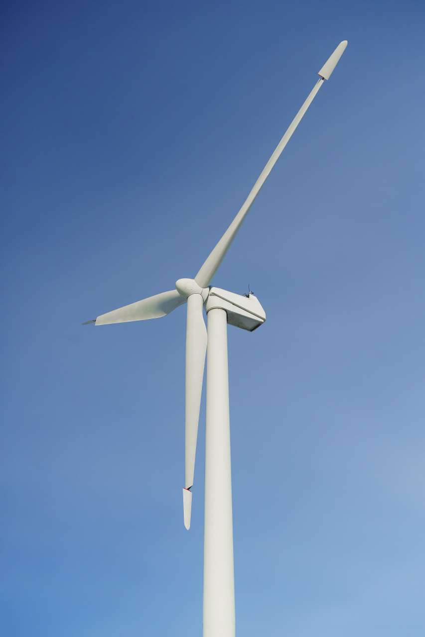 风能技术在汽车行业的应用包括车载风力发电机,风能与电动汽车的结合