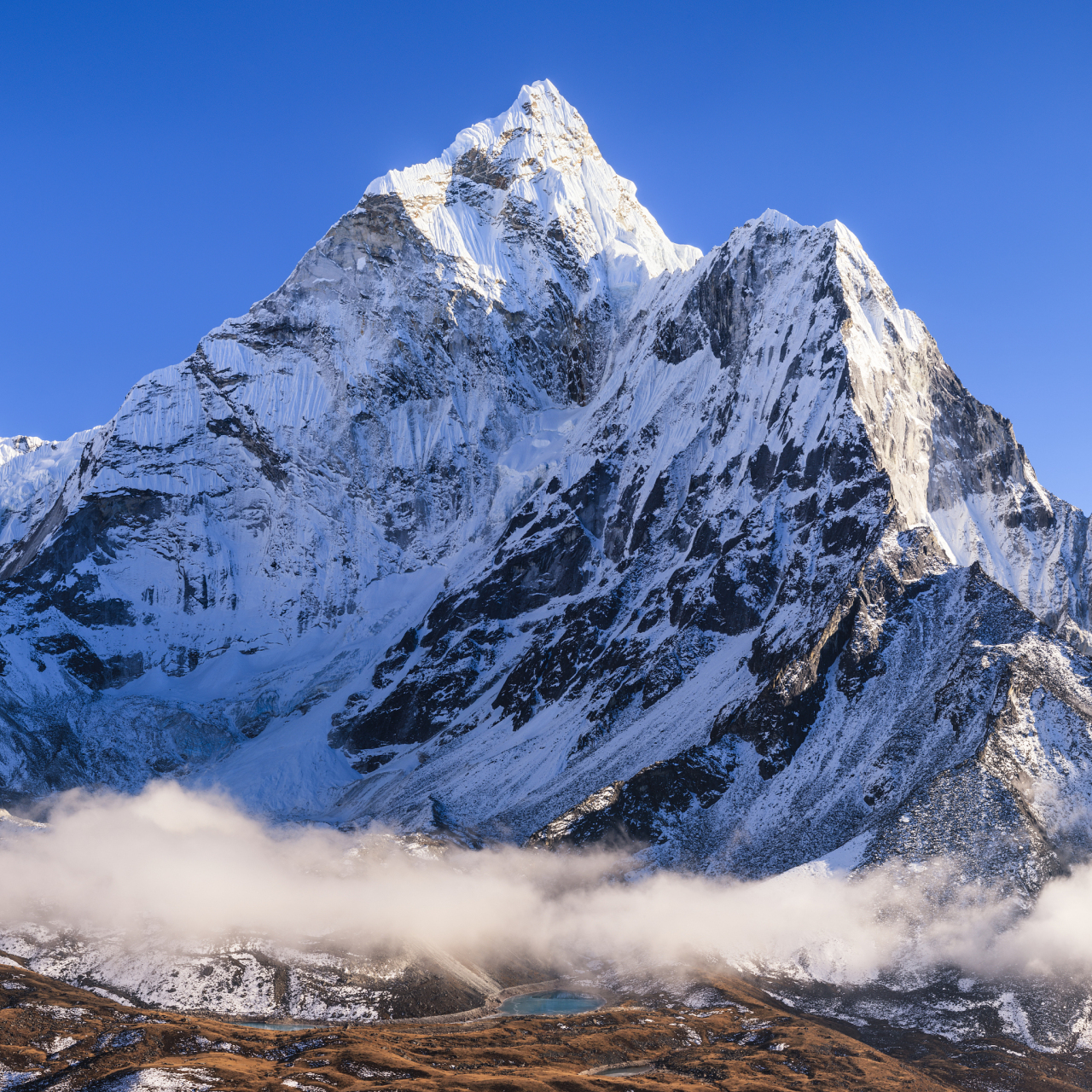 雪山上的红盖头图片