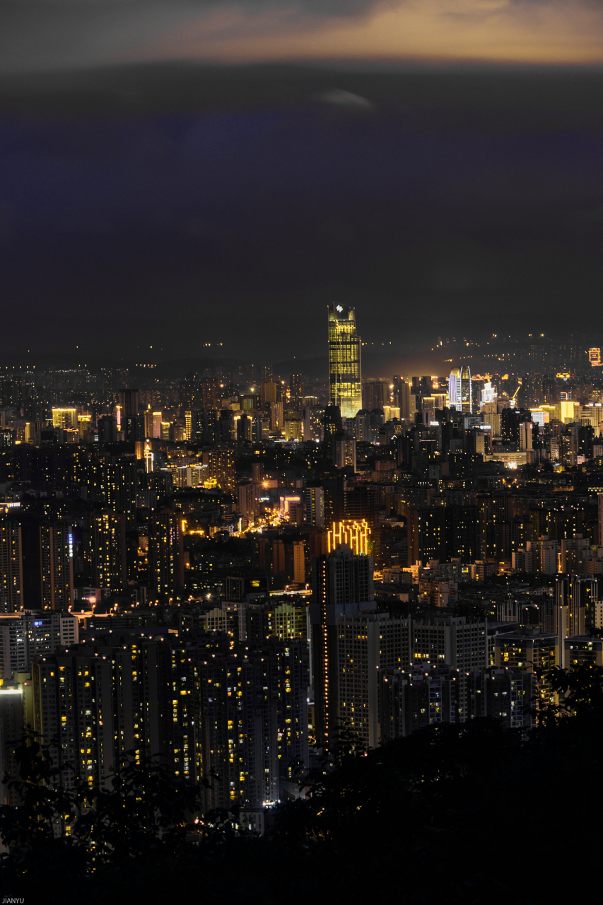 要用手机拍出专业级别的夜景照片,可以参考以下步骤和技巧:  1.