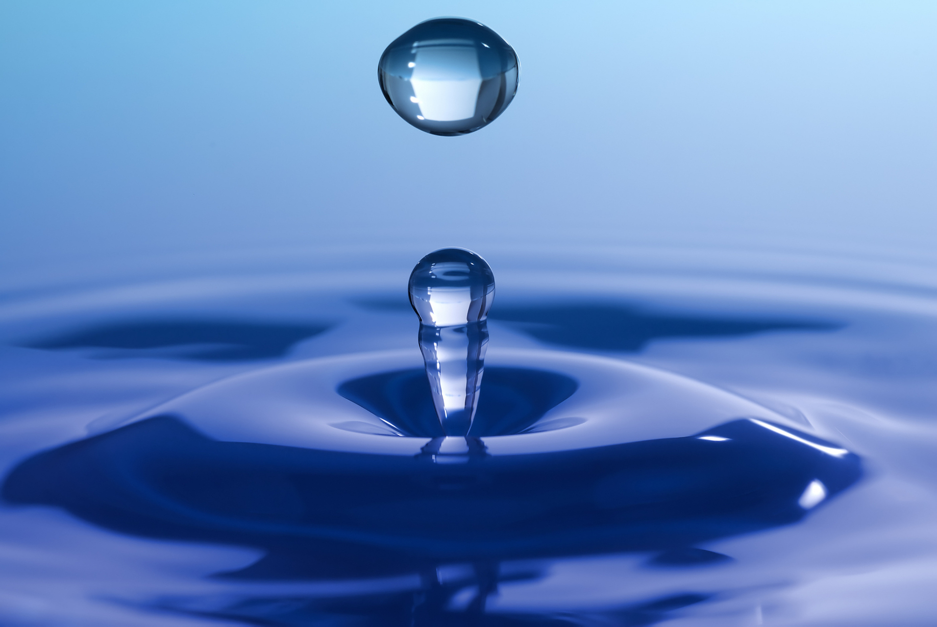 水滴跃出大海,到处宣讲着生活中的善恶,人们也在不断地探讨着如何才能