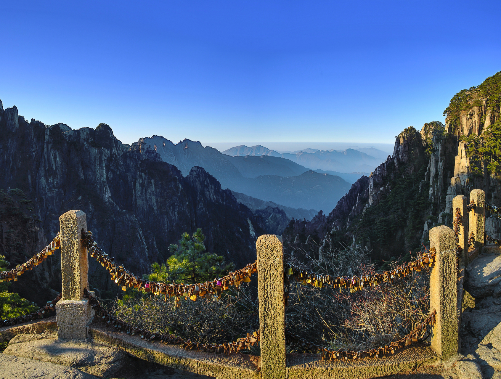 在古代的时候,"三山"是中国古代神话中的海上三神山.