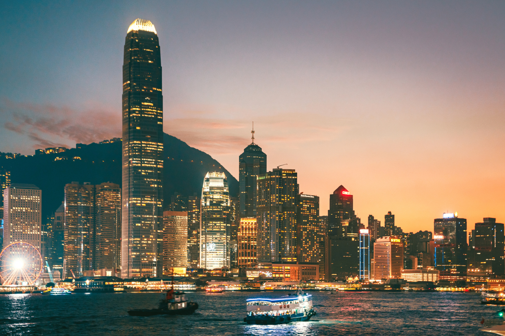 维多利亚港夜景震撼人心,太平山顶缆车带你穿越云端.星光大道寻星迹?