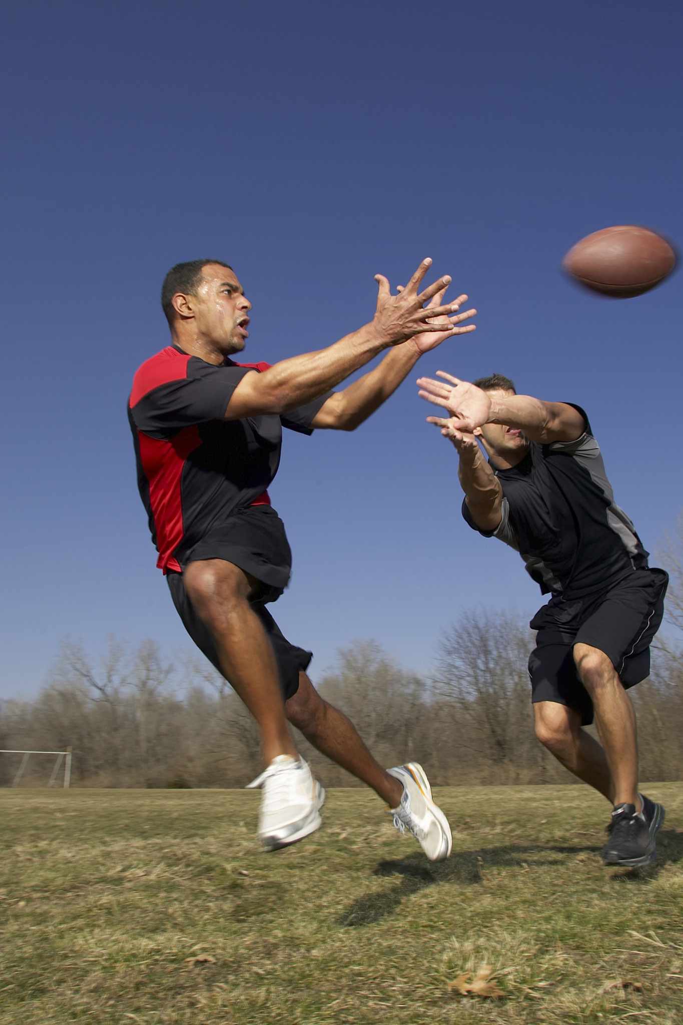 这位前职业篮球运动员,不仅在赛场上留下了自己的印记,更在科比成长