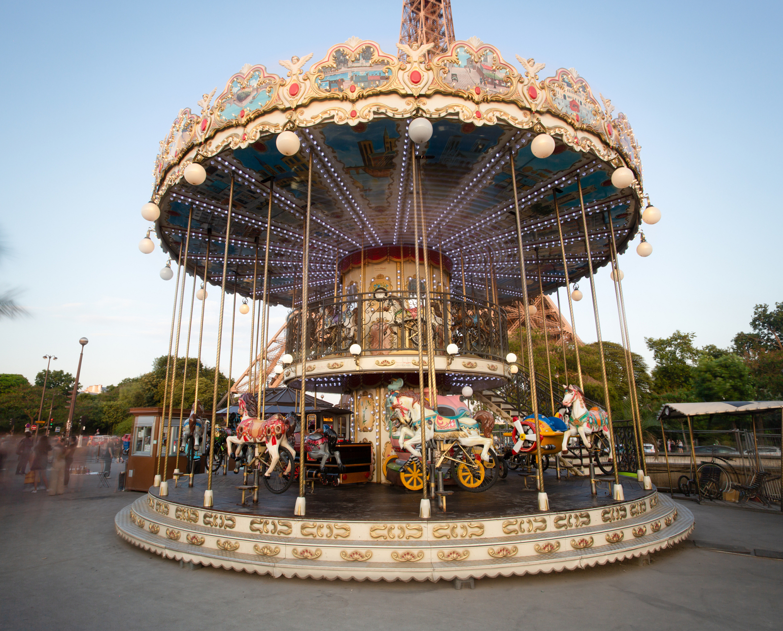 高空旋转木马是一项将经典游乐推向新极限的极限运动