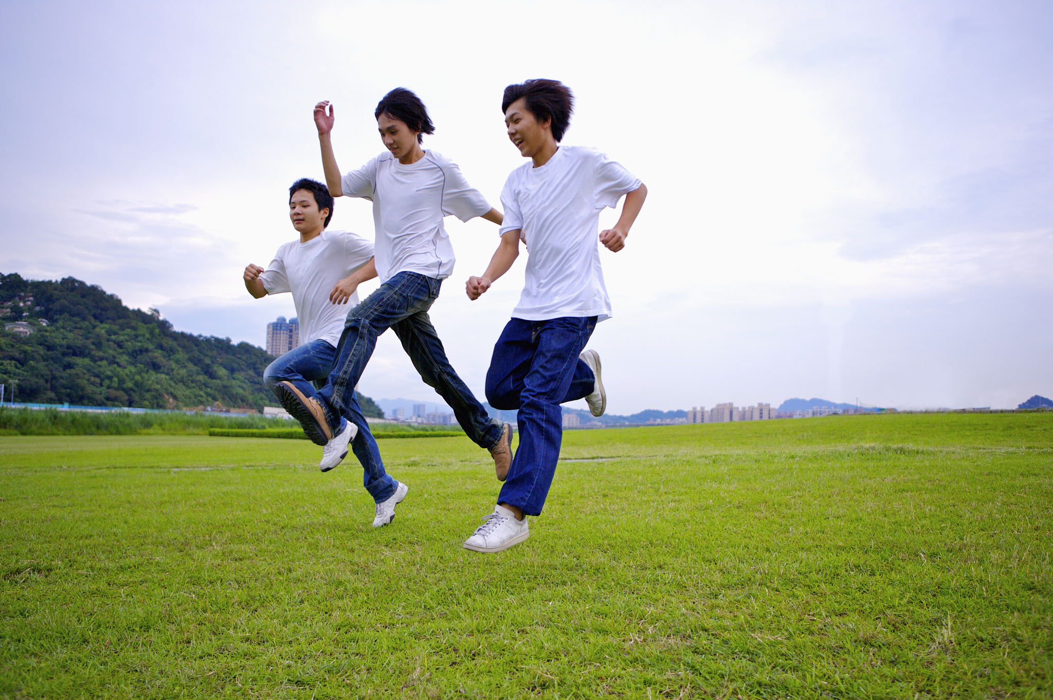操场上的人图片阳光下跳跃的一群中学生的照片阳光青年正在运动的图片