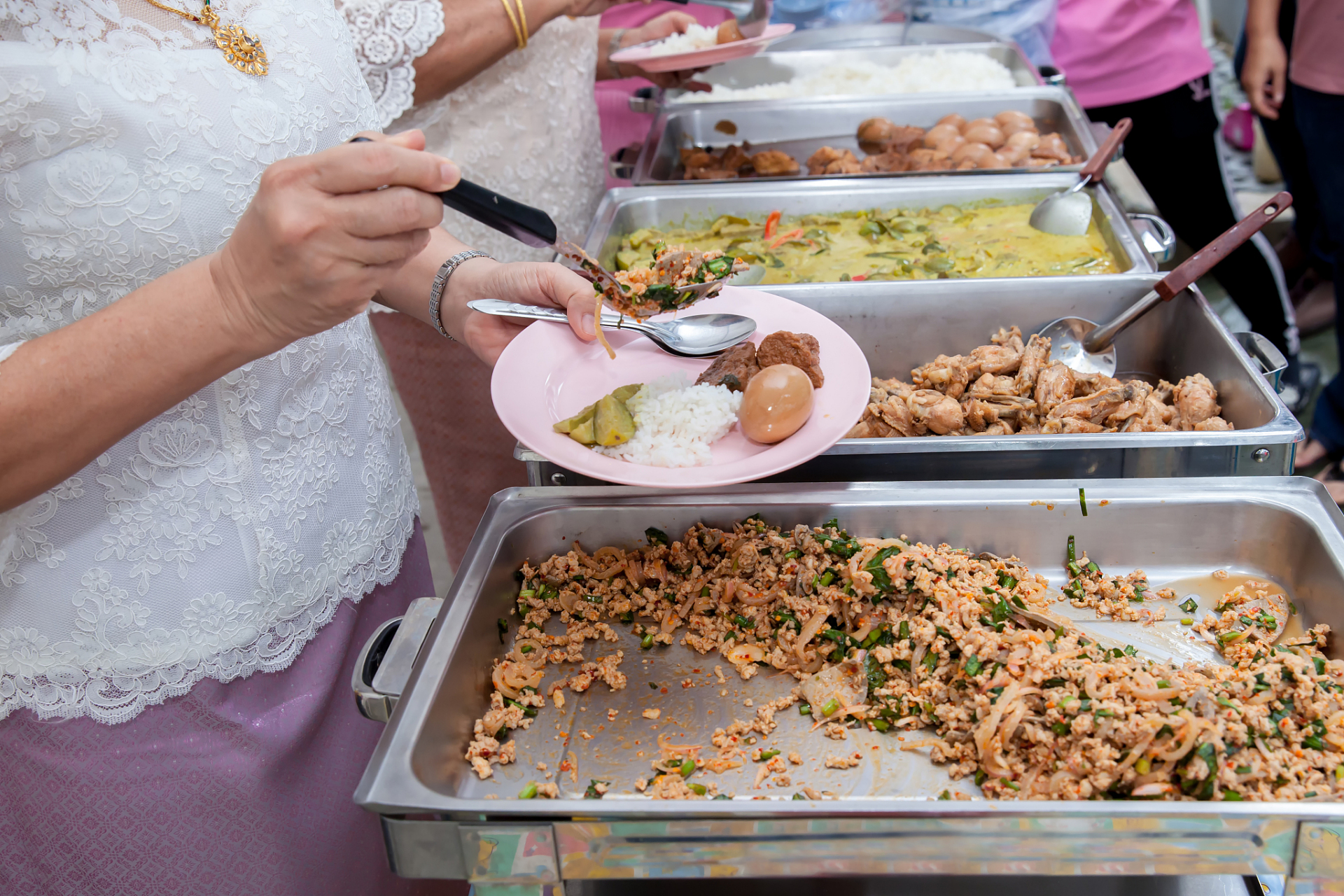 小伙和食堂大妈图片