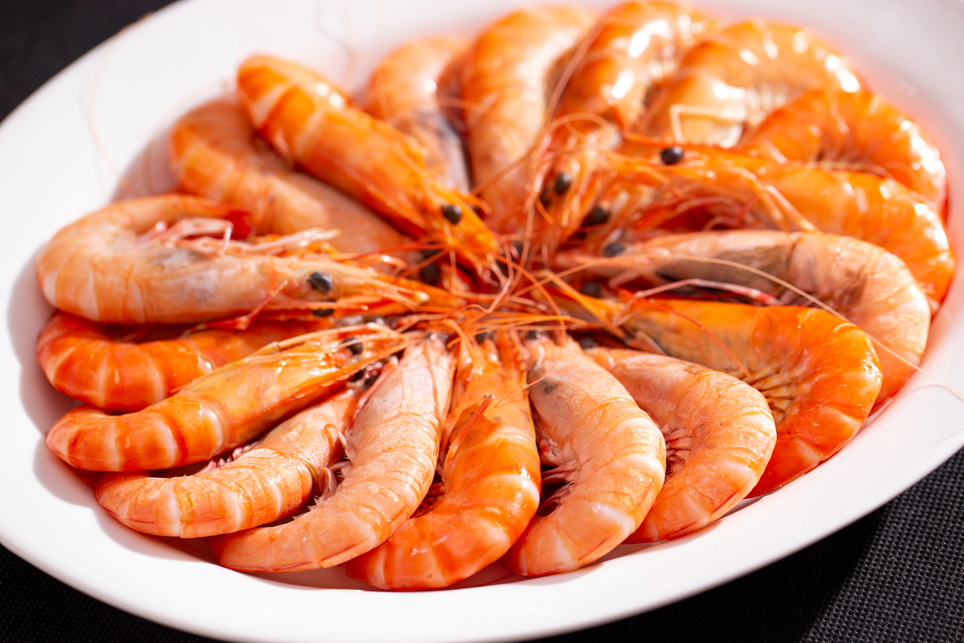 白灼虾作为经典粤菜,蒸制时间根据虾大小调整,一般为10-15分钟.