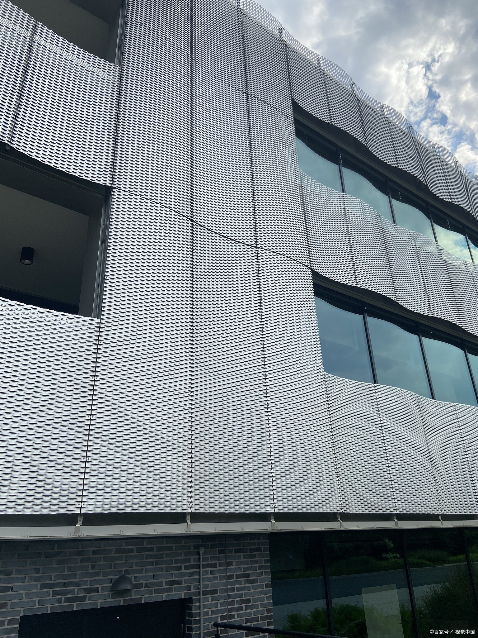 以下是一些主要的铝单板系列: