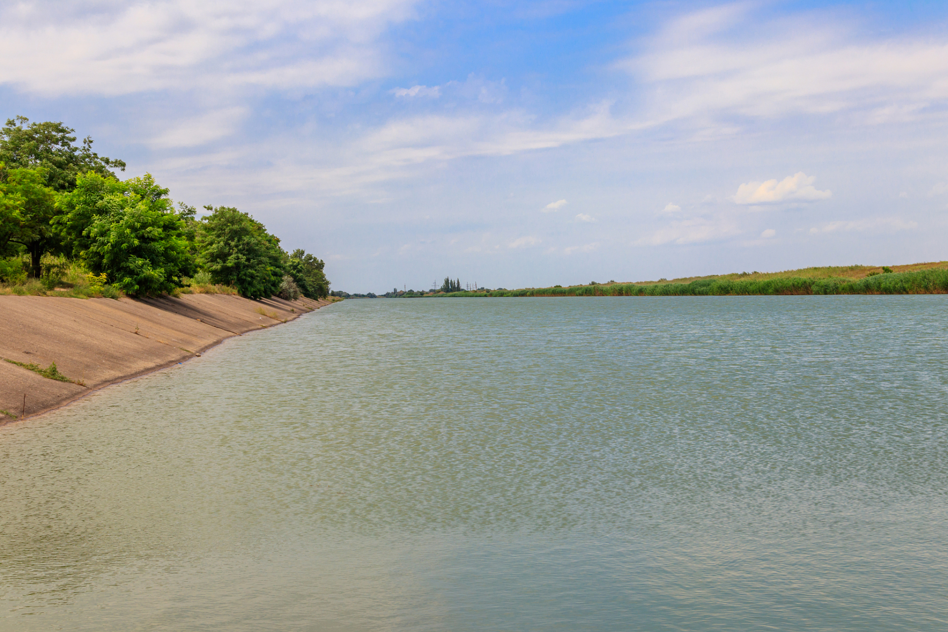 吉林省长岭县龙凤湖水利风景区湿地保护区是野生动物和鸟类的天堂