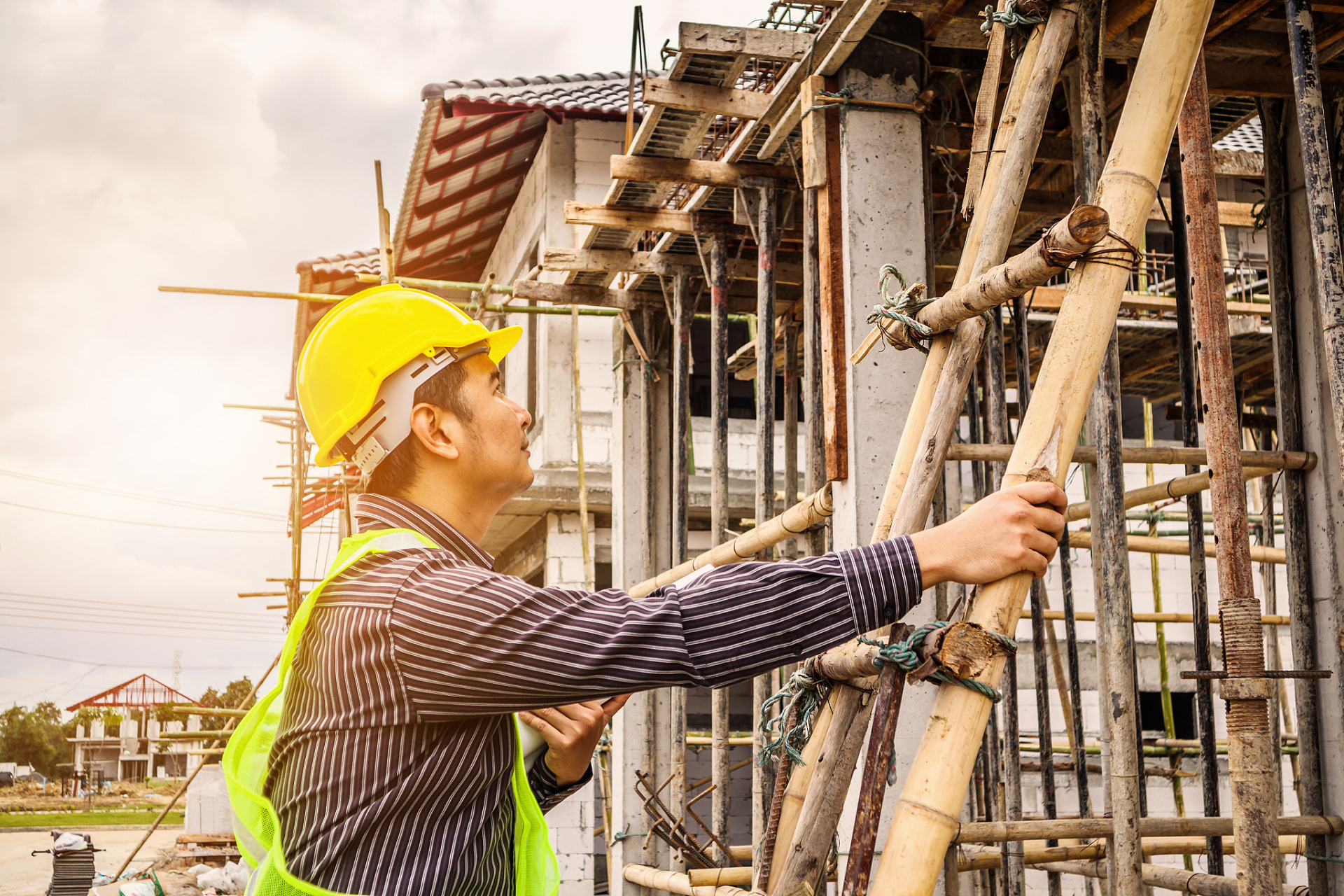 兄弟俩在工地上做小工,他们一心想要买一套属于自己的房,无意中看到一