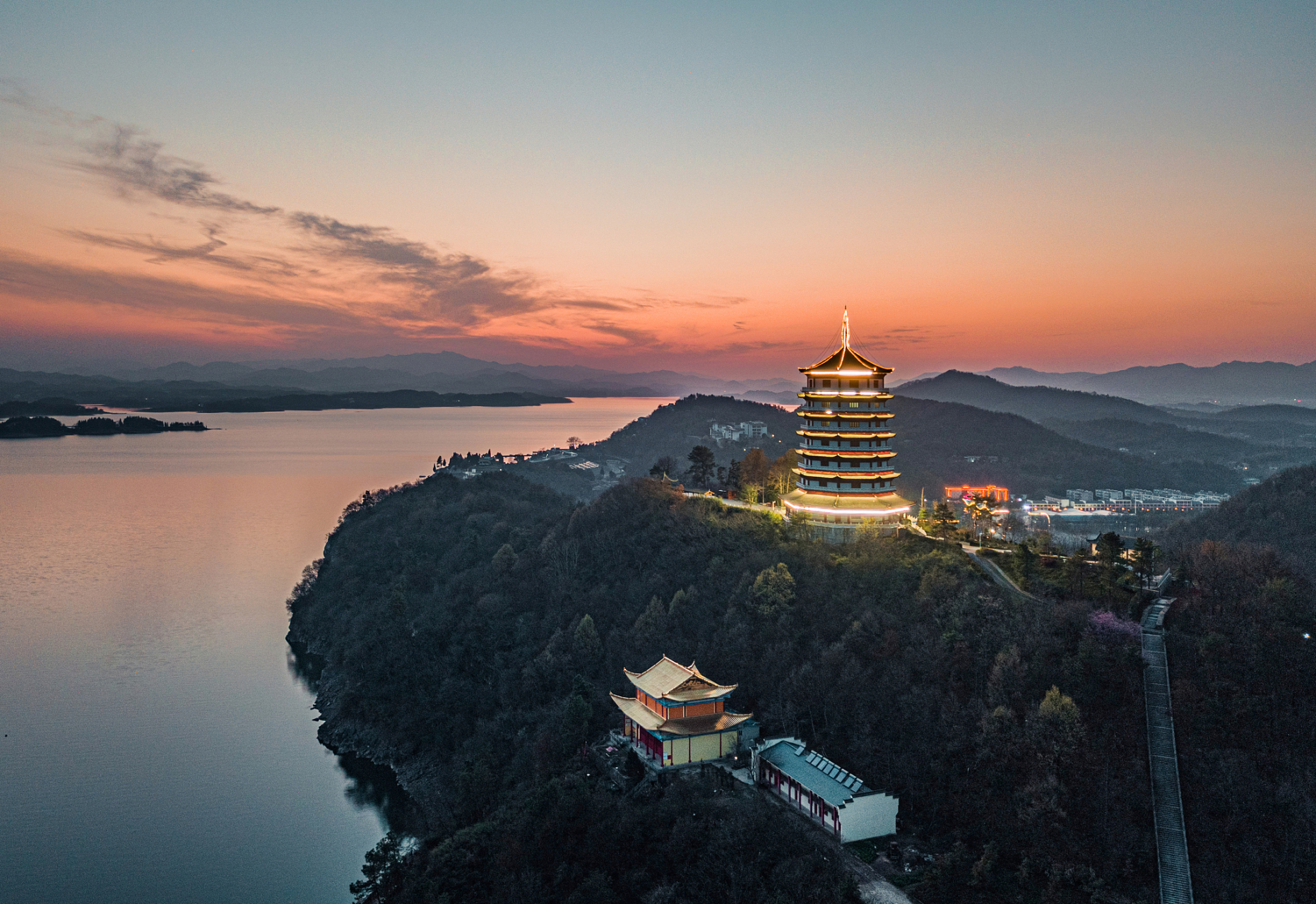 乘船游览万佛湖,水天一色美景尽收眼底!探秘燕子岛,漫步浮桥.