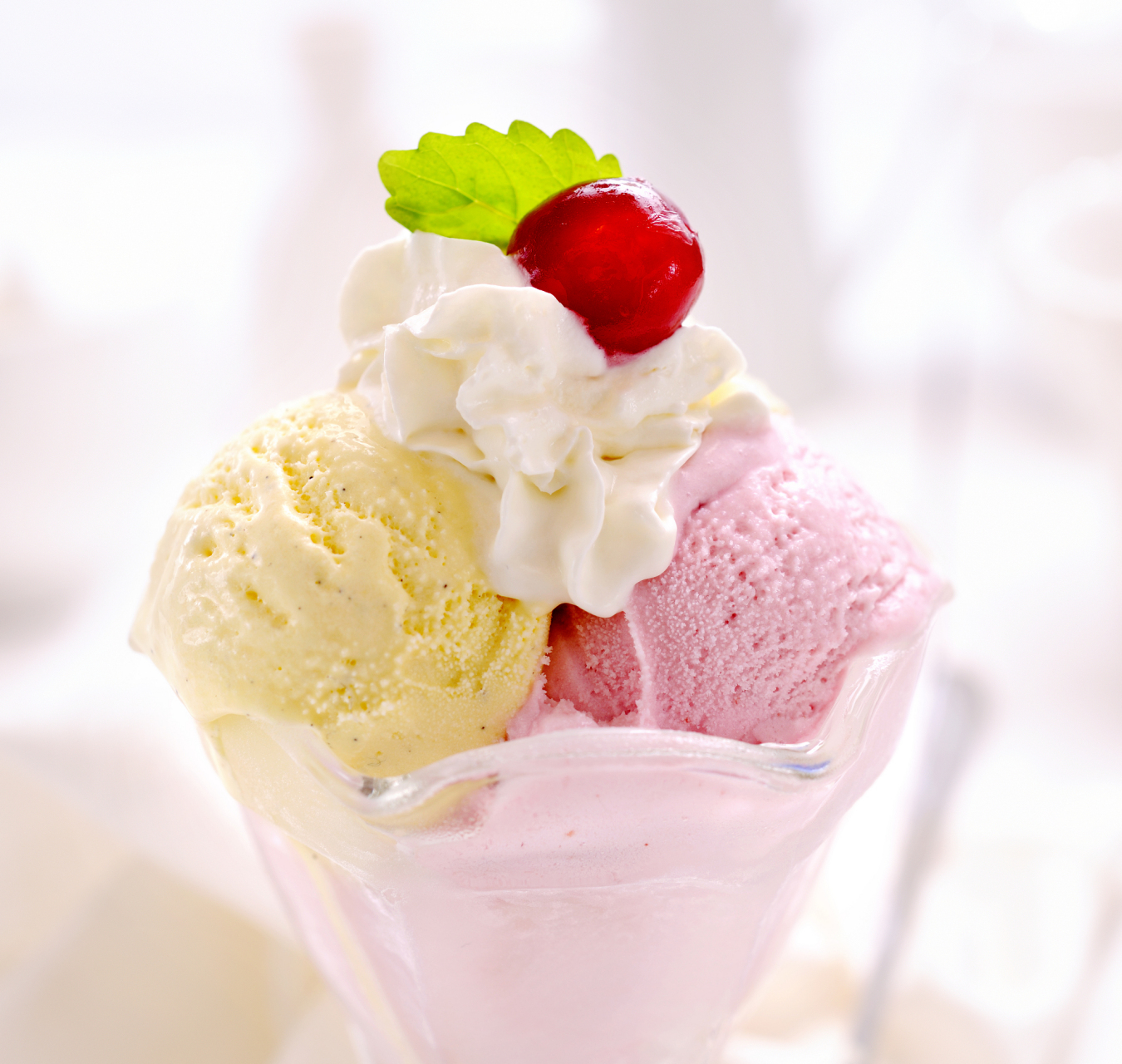 准备牛奶,糖,鸡蛋黄和奶油等基础原料,可添加其他食