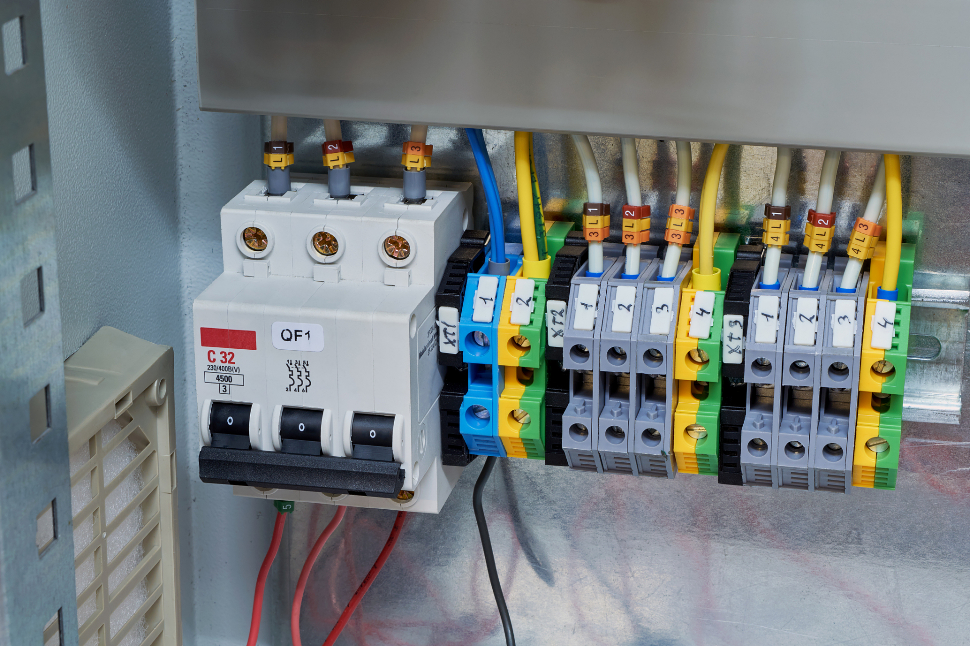 家庭安装配电箱是为了实现电力分配和电路保护的目的.