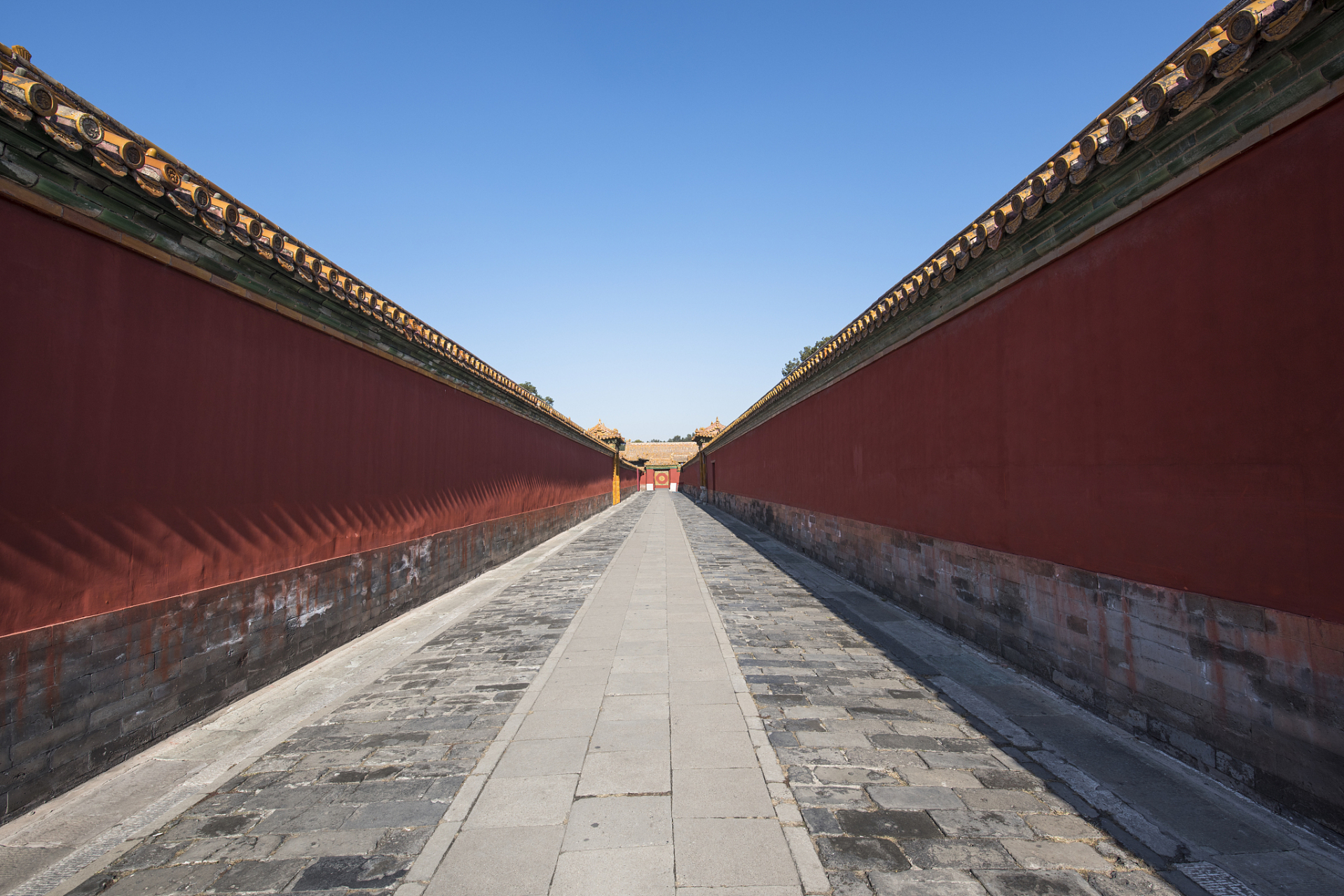 故宫的外墙,独特的布局和建筑装饰都具有精湛的艺术价值和文化内涵.