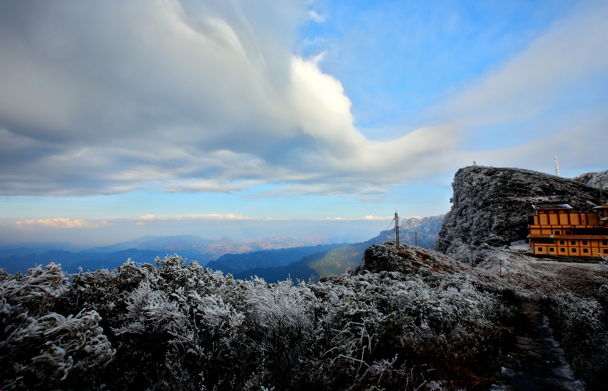 心定西再出发#石门雪山位于中国甘肃省定西市境内,是一处以冰雪景观