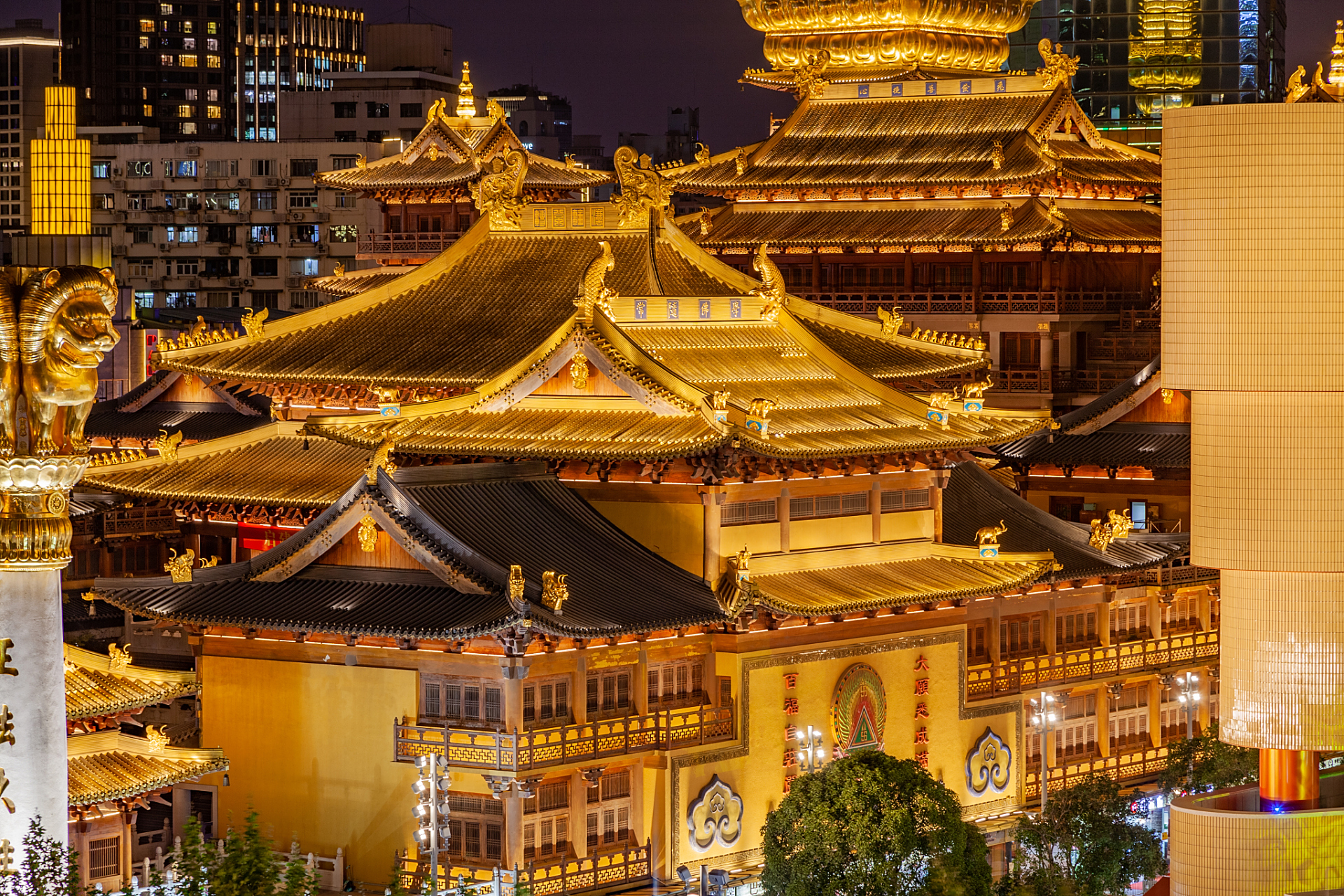 上海静安寺,位于上海市静安区南京西路,是上海市内历史悠久,规模宏大