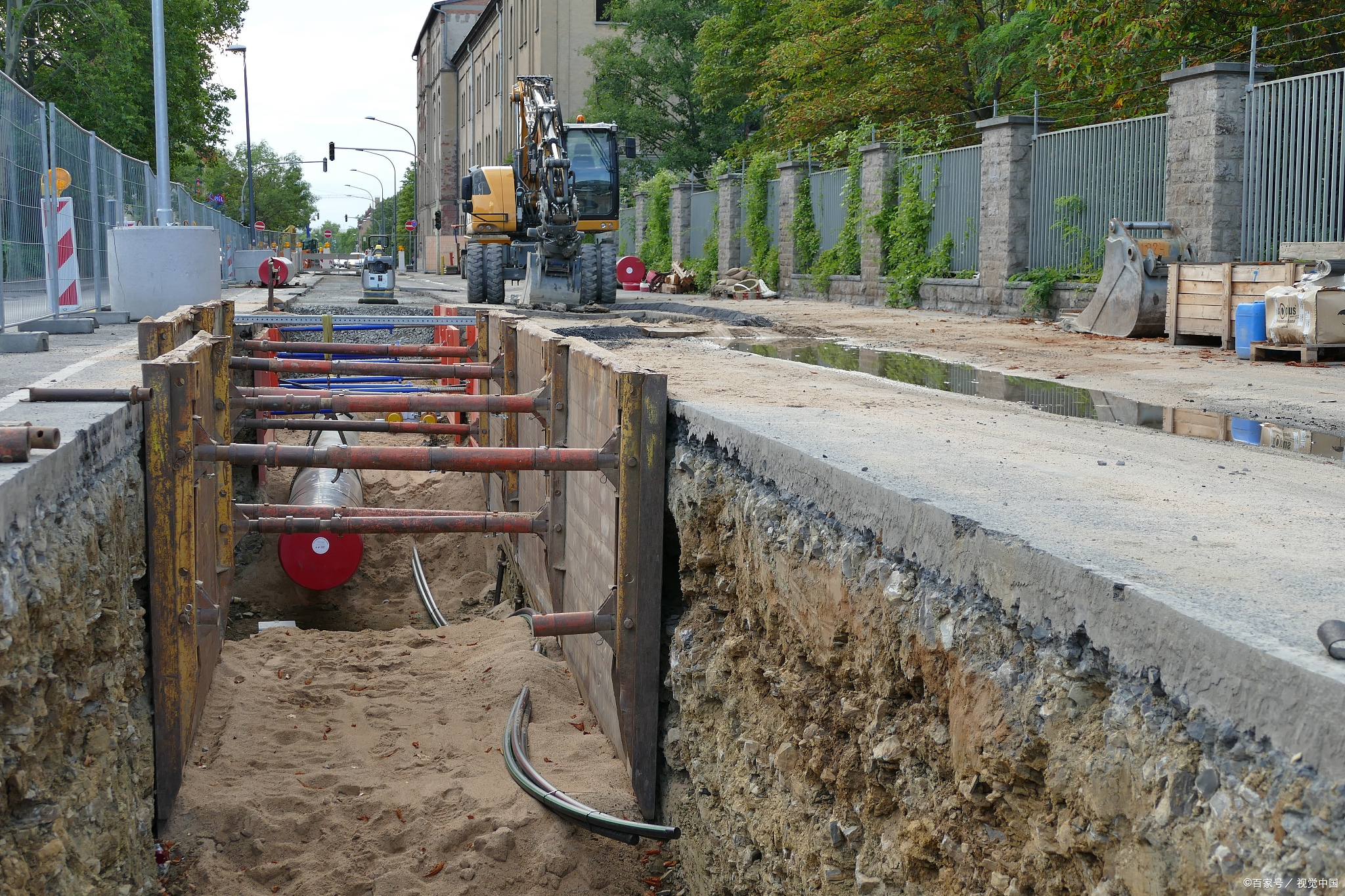 根据大量数据研究表明,当城镇化率达到70%时,国家基