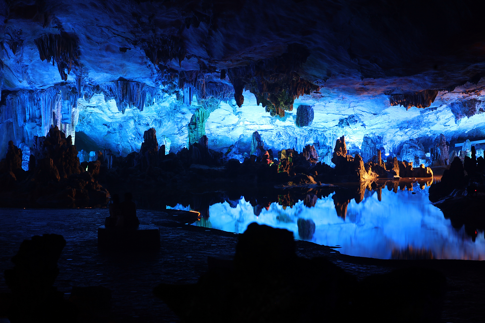 广西都安地下河国家地质公园,占地175平方千米,以岩溶地貌,地下河流