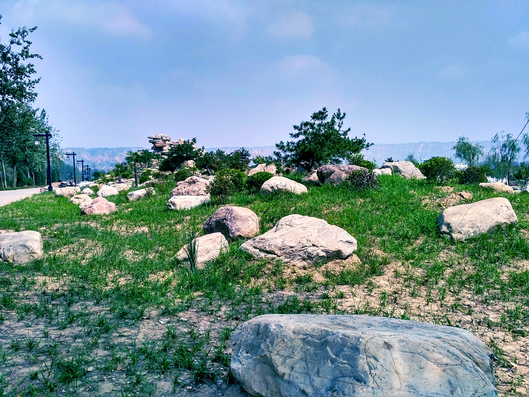 青岛浮山森林公园,这里是一处以山水风光和自然生态为主题的旅游胜地.