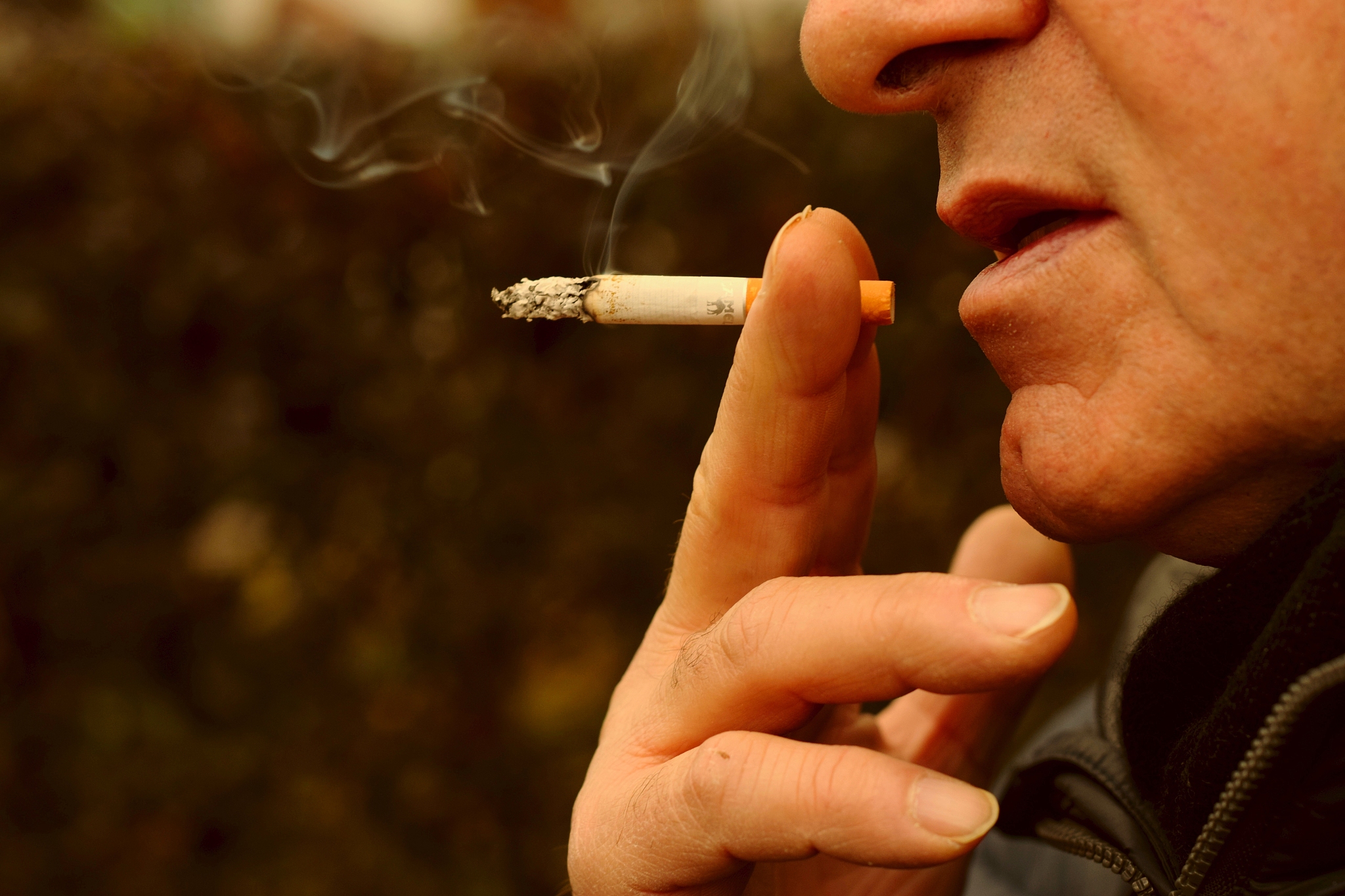 随着年纪的增长,烟瘾变得越来越大,从原来一天一盒增加到如今一天两