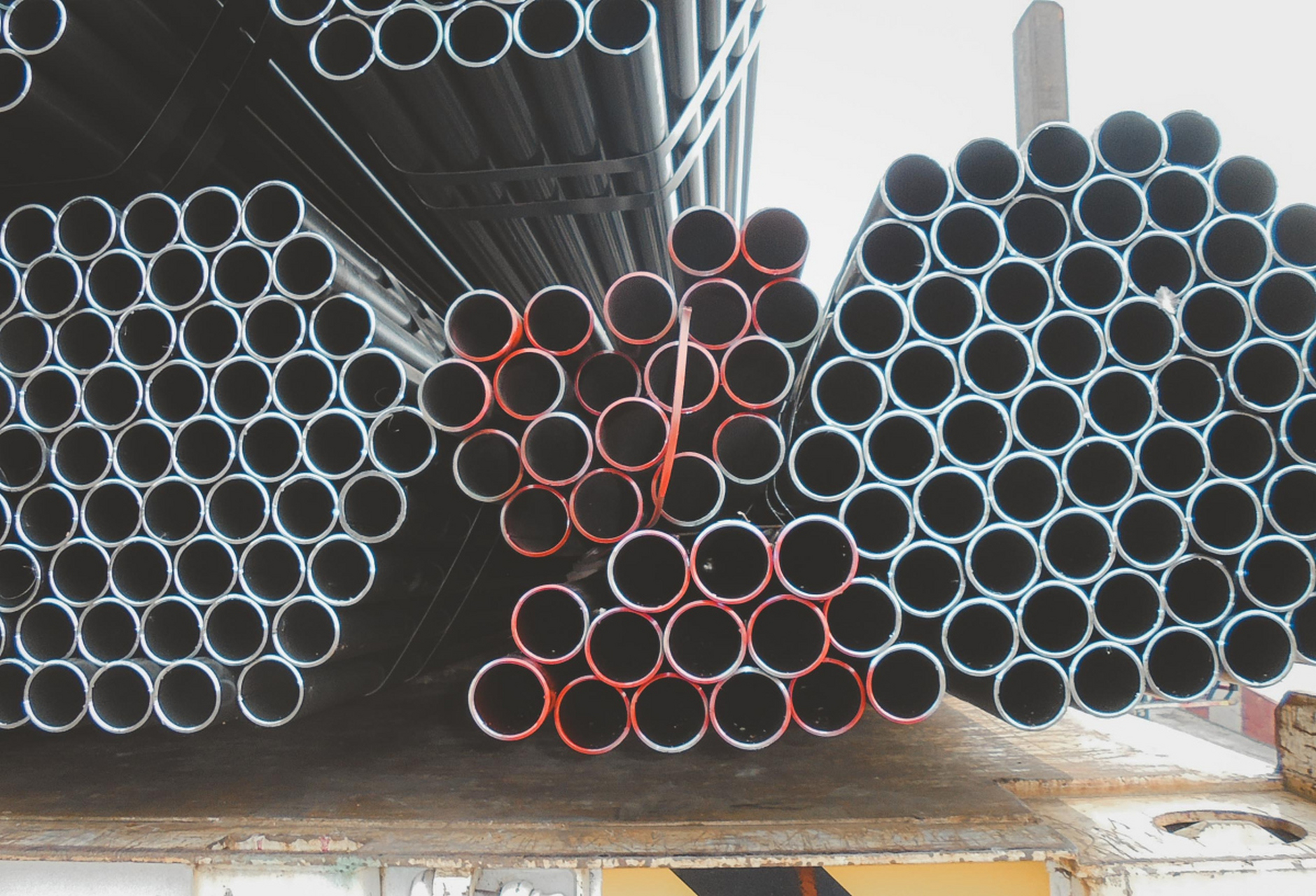 钢材,作为现代工业建设的基石,其种类繁多,分类方式亦各异.