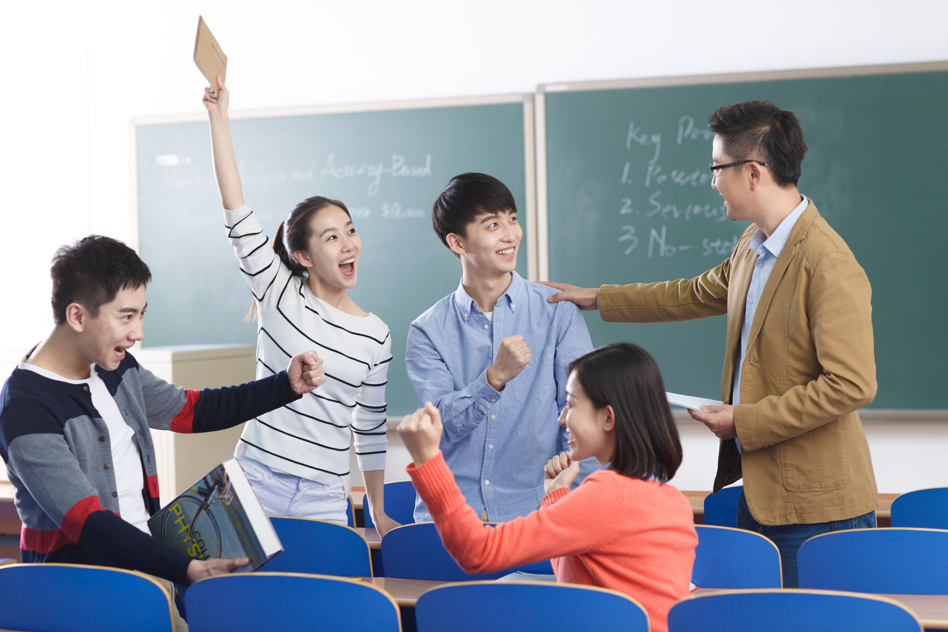 快查成绩小程序提供智能学业助手,包括成绩查询,智能分析,学习资源