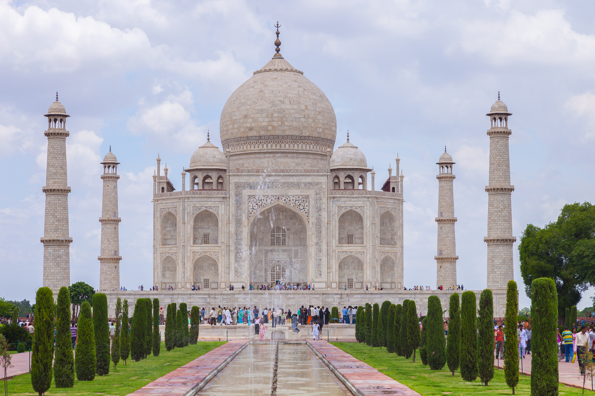 泰姬陵(taj mahal)是印度最著名的建筑之一,它坐落在北方邦阿格拉市