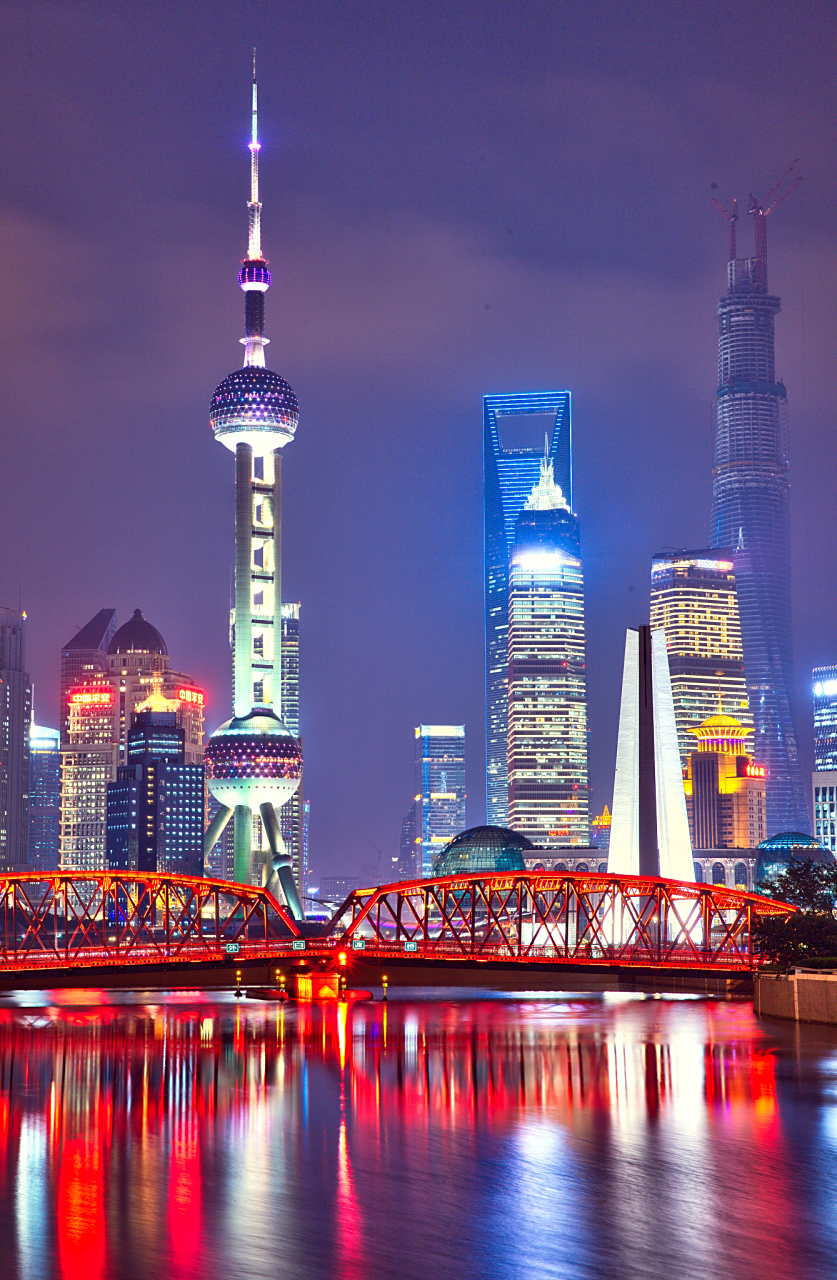 当夜幕降临时,外滩开始展现出与白天完全不同的一面.