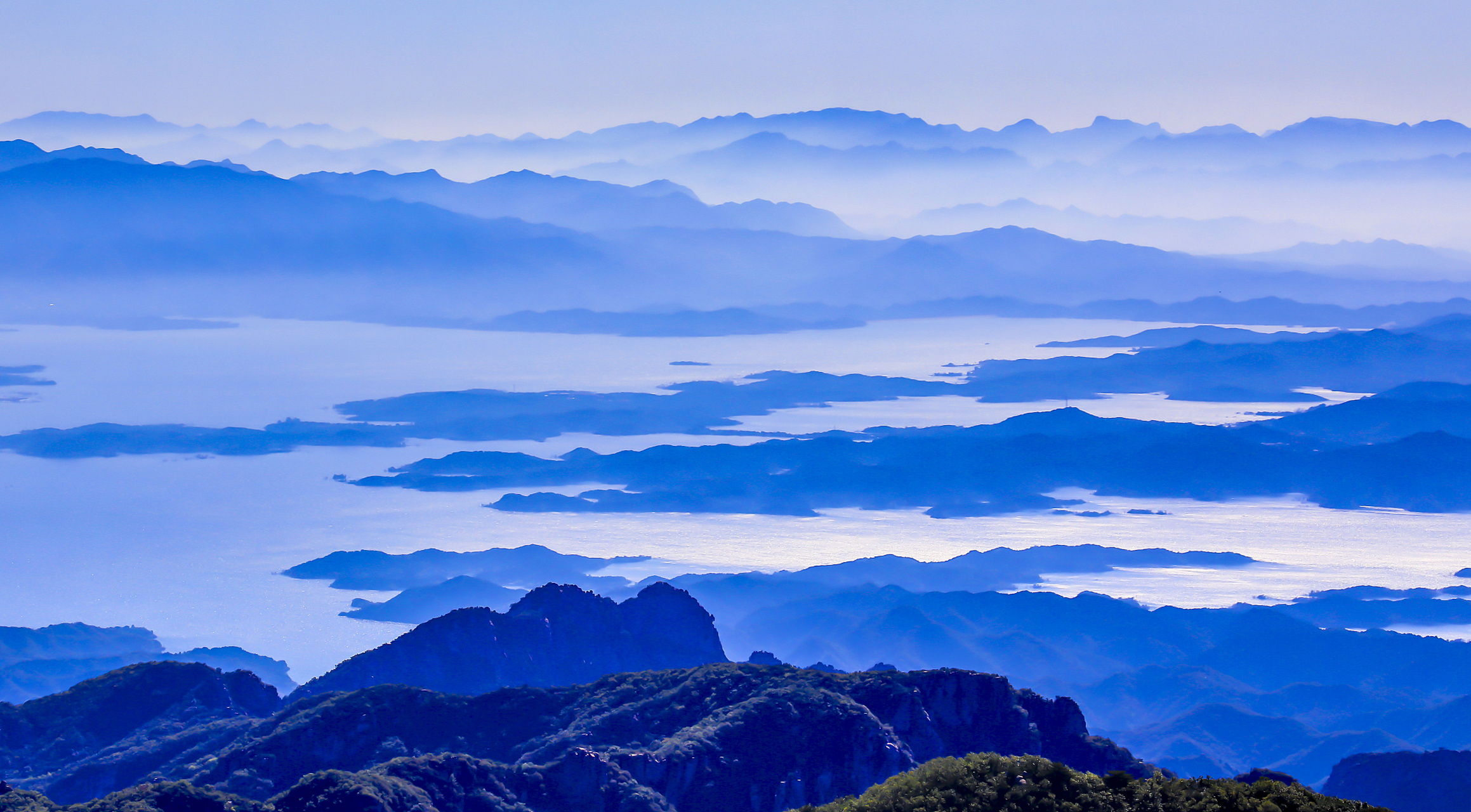 镜头不时抓拍着居高临下那种飘逸的,屹然的风姿,幻想极目远眺,将旷野