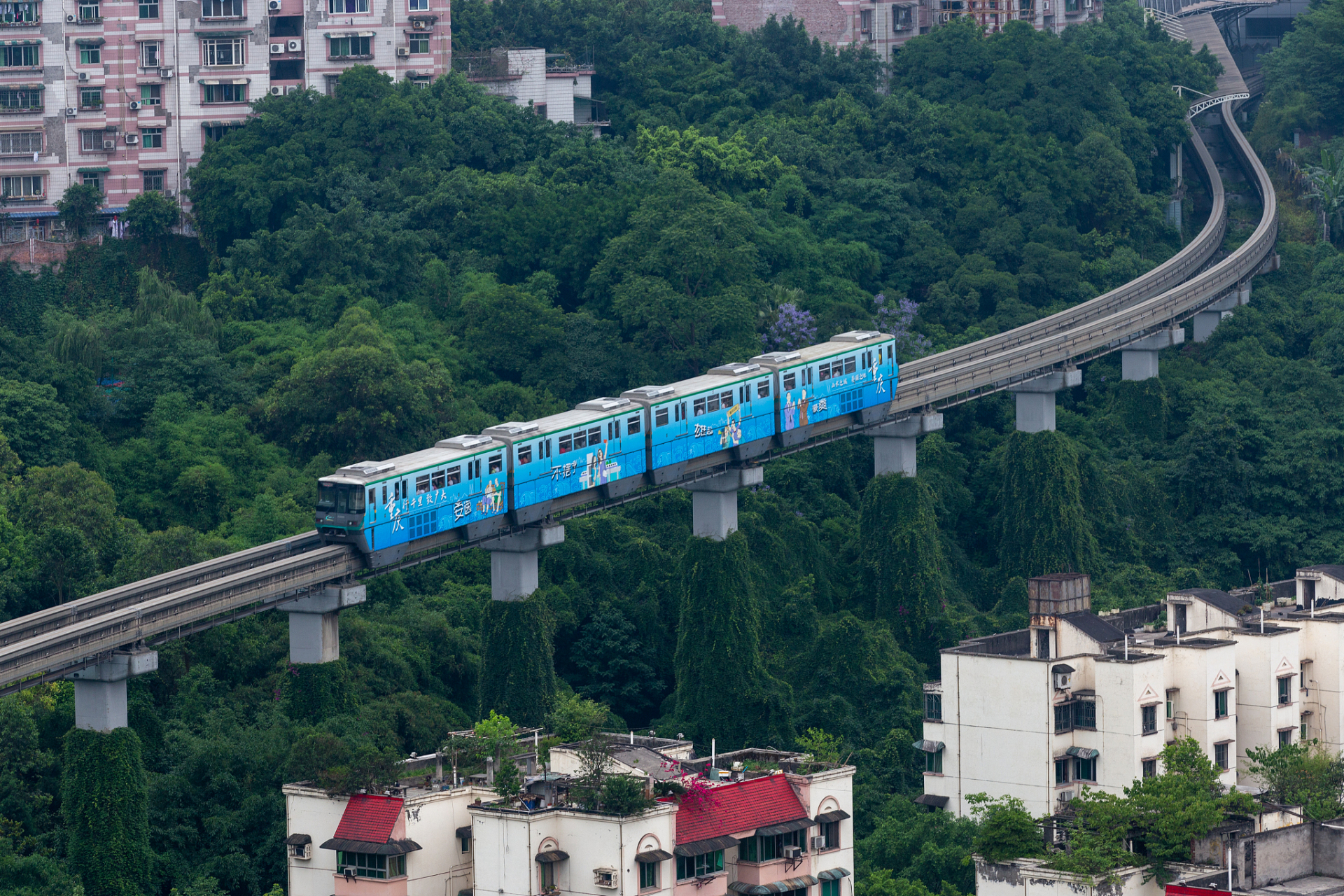重庆轻轨故障大爷砸玻璃透气 律师:紧急避险无需担责.