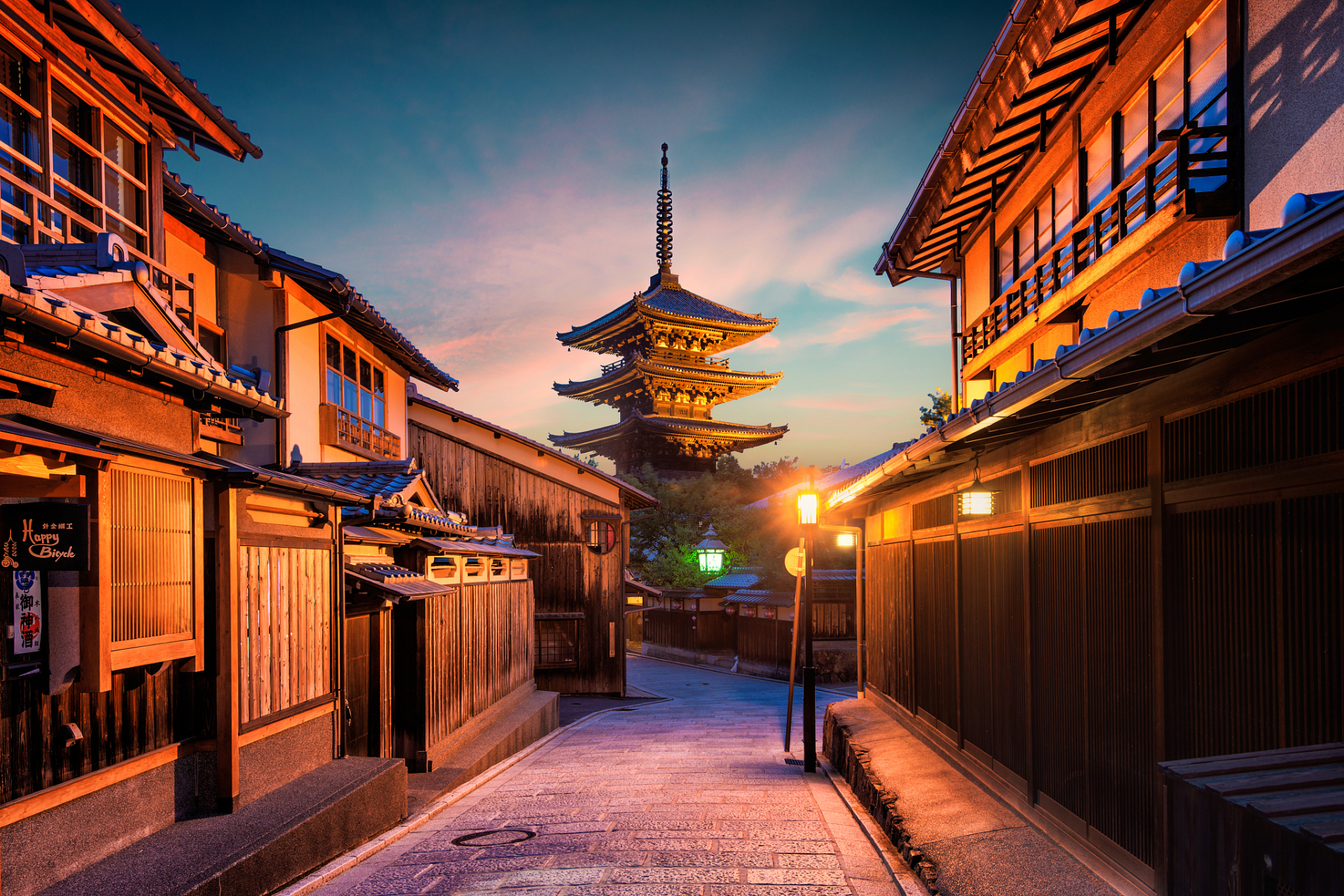 京都是日本最著名的历史和文化之都之一,拥有许多古老的寺庙,神赏和