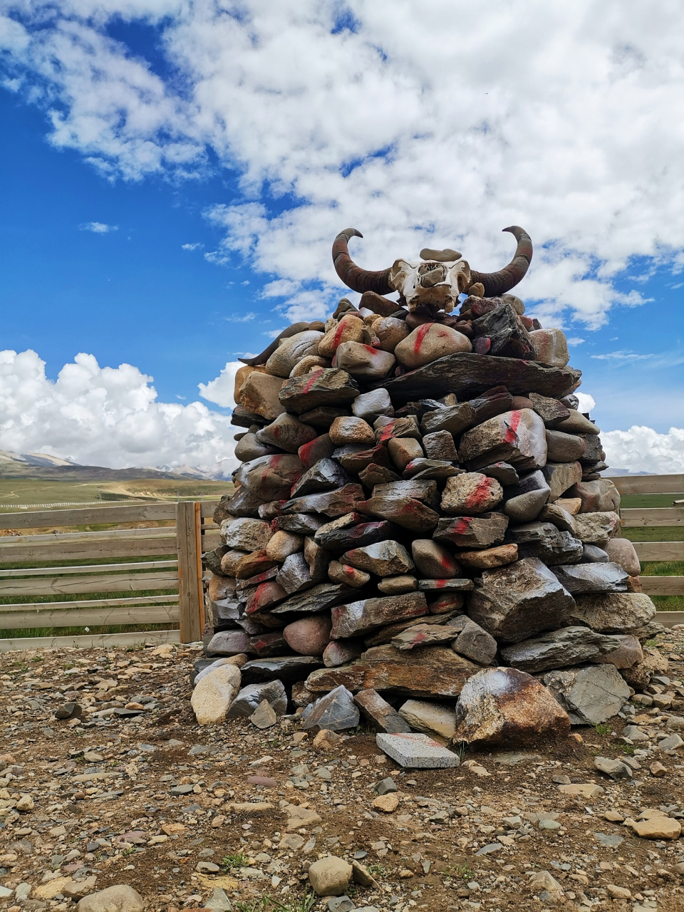 尊敬的观众们,你们是否听说过珠穆朗玛峰的玛尼堆事件?