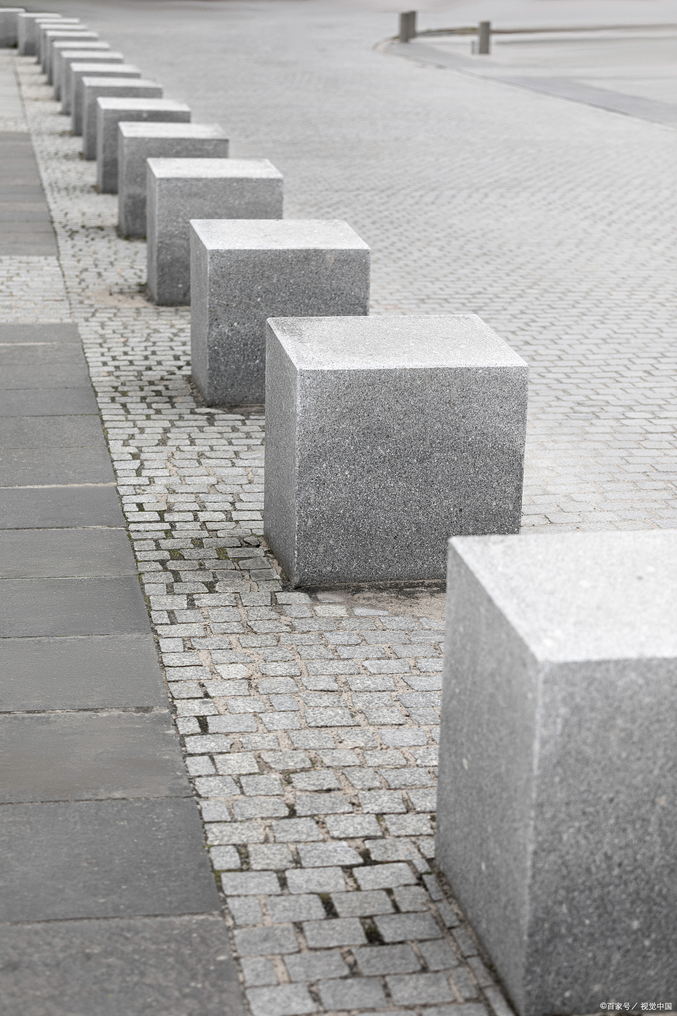青石路沿石由坚硬的自然石材制成,具有良好的耐久性和稳定性.在长期的