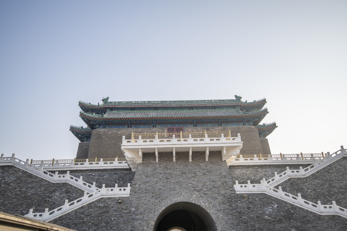 嘿,上海的朋友们,你们是否曾想象过,在嘉定镇人民街西端,有一段古城墙