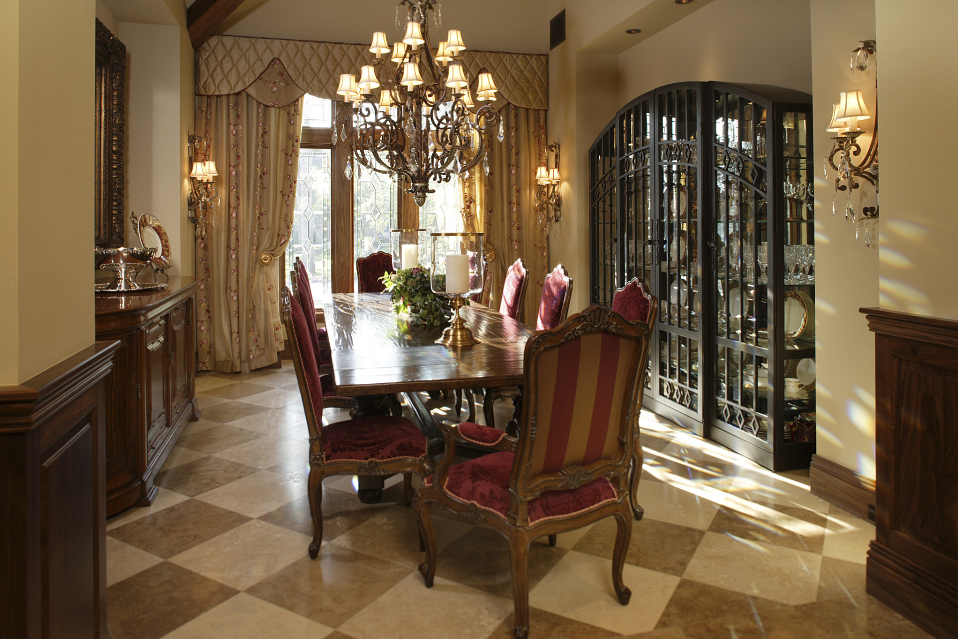 英伦风格,也被称为英式风格或英伦风,源自英国维多利亚时期,以其自然