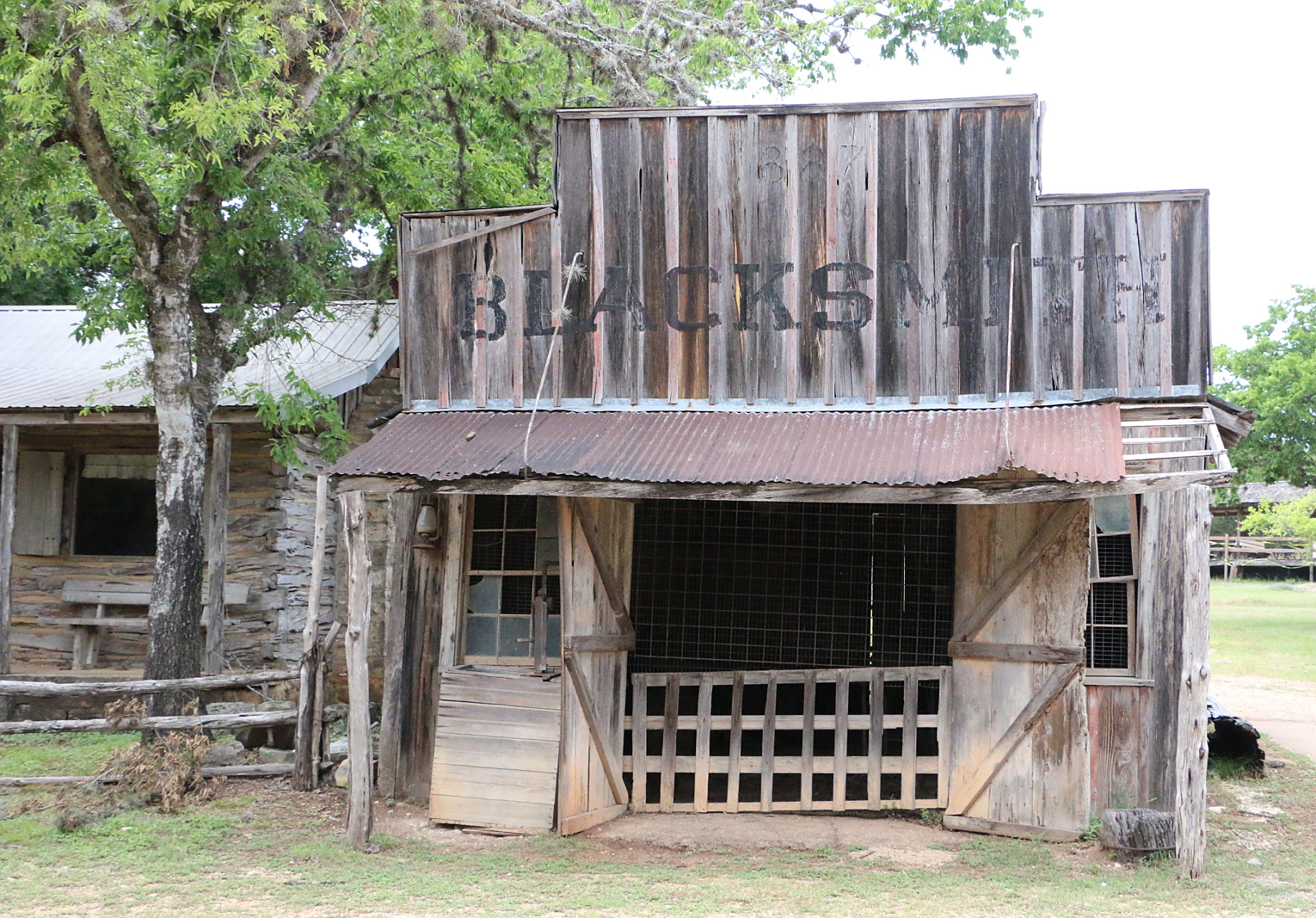 假如一间铁屋子,是绝无窗户而万难破毁的,里面有