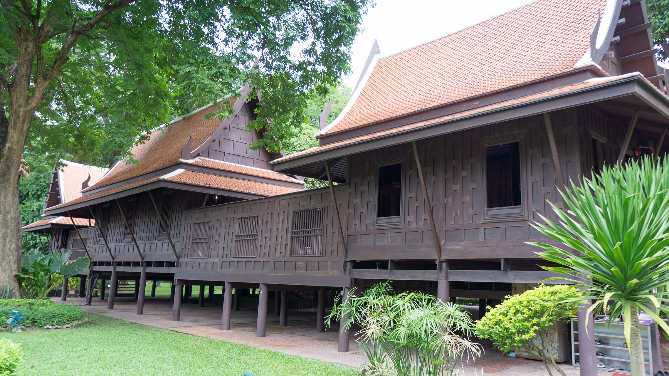 傣族主要聚居在云南省的西双版纳地区,以种植水稻,玉米等为生,竹楼是