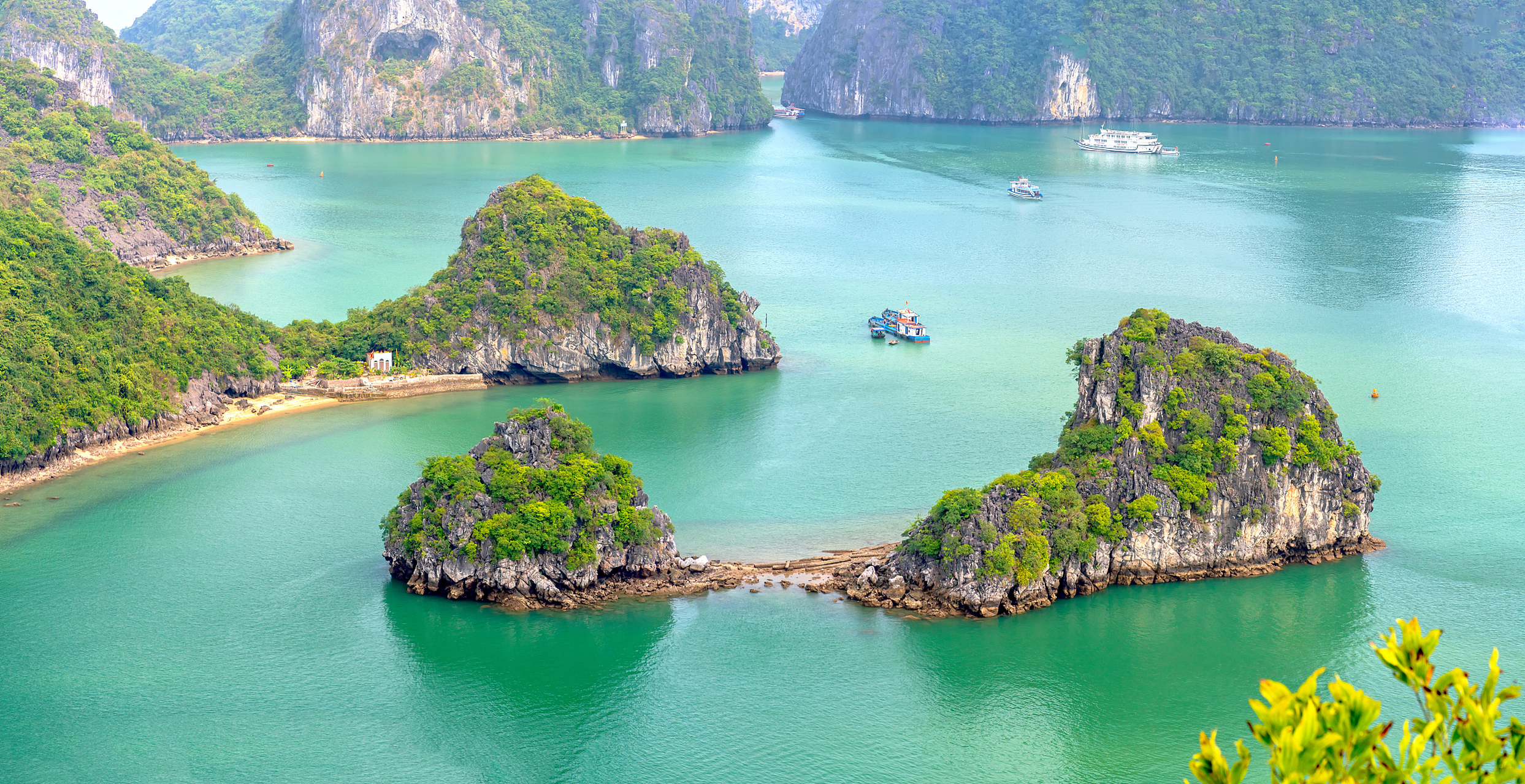 跨年创作挑战赛# 下龙湾是越南的主要旅游景点之一,拥有壮丽的喀颂刎