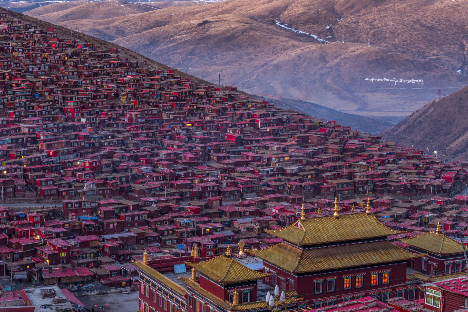 色达寺,位于四川省道孚县境内,是一座著名的藏传佛教寺庙,被誉为"康巴