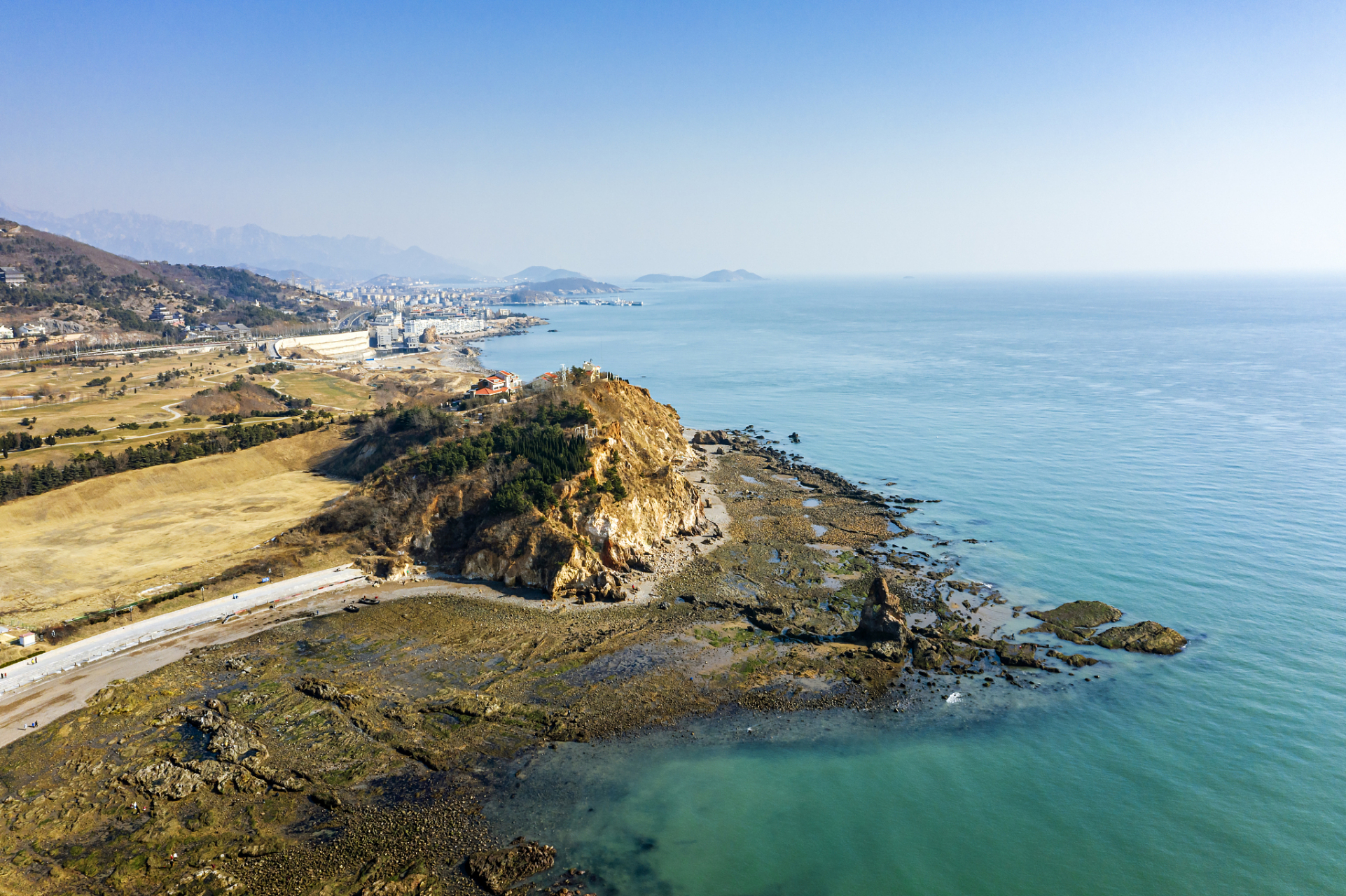 由32个岛屿和66个明礁以及8700平方千米海域面积组成,其中有居民岛屿