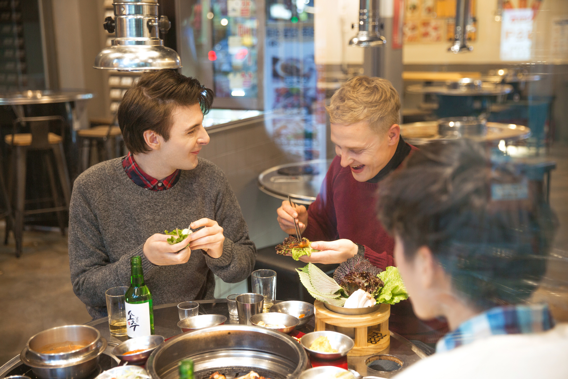 幽默故事:吃火锅  一个老外在中餐馆内独自吃火锅.