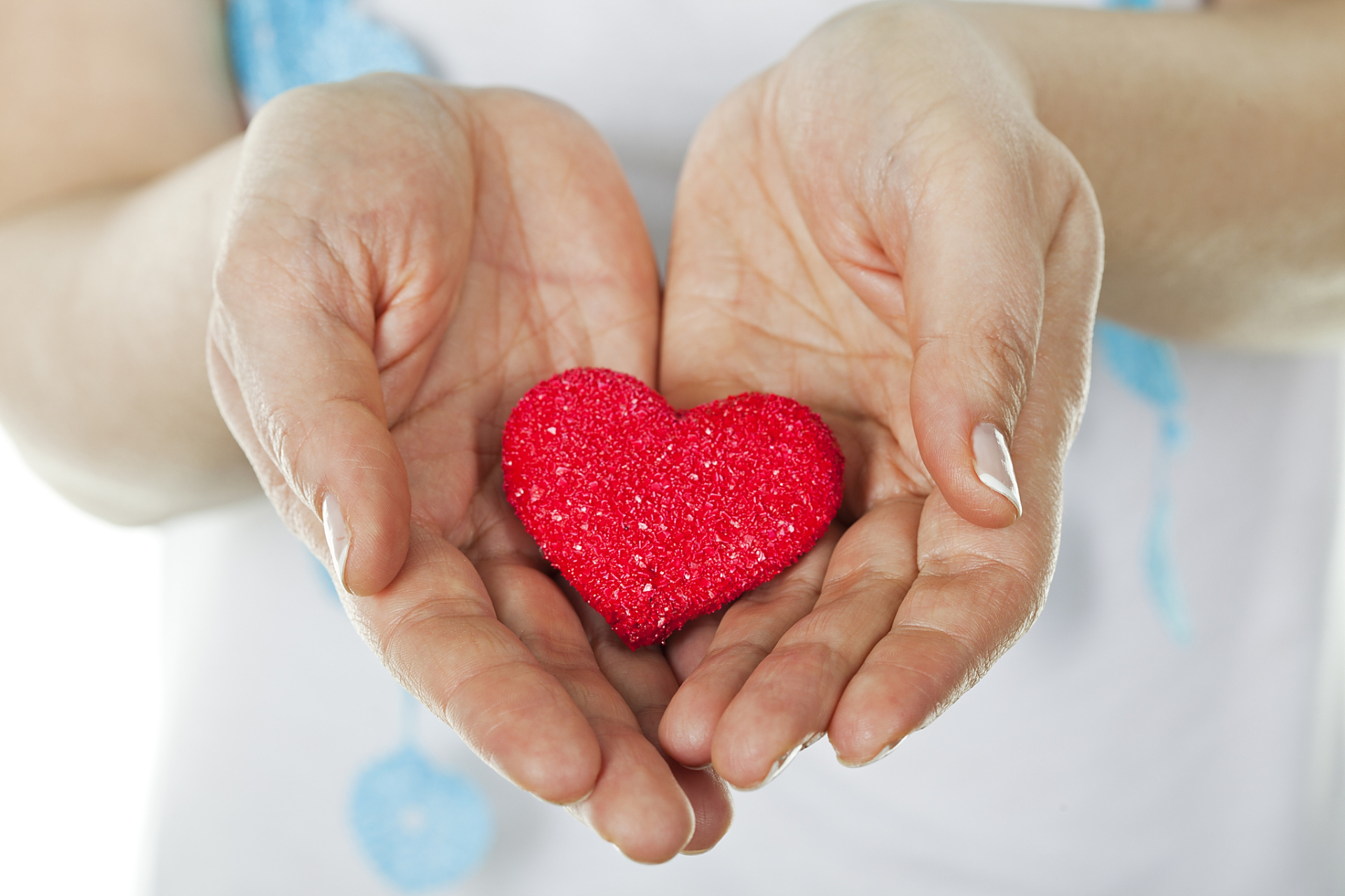 属鸡的男人在喜欢一个女人时,会表现出细心入微的