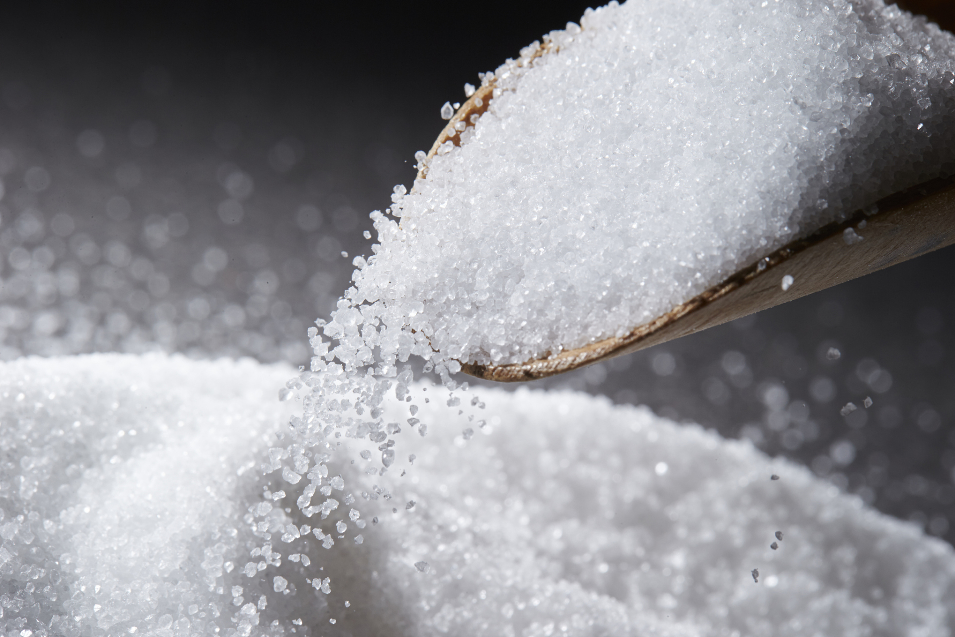 雪天盐是一种环保型产品,可以解决雪天路滑等问题,不会对环境和人体
