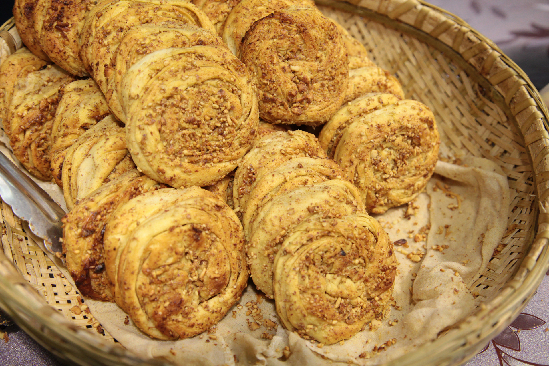 梓潼酥饼,梓潼酥饼是绵阳梓潼县的一种特色传统糕点,以梓潼特产的麦芽