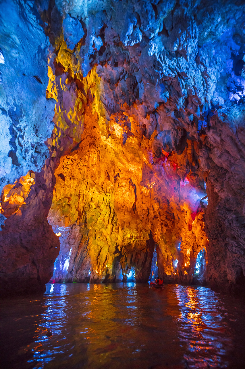 龙宫位于贵州省安顺市西秀区境内,距黄果树景区35千米,距安顺市城区27